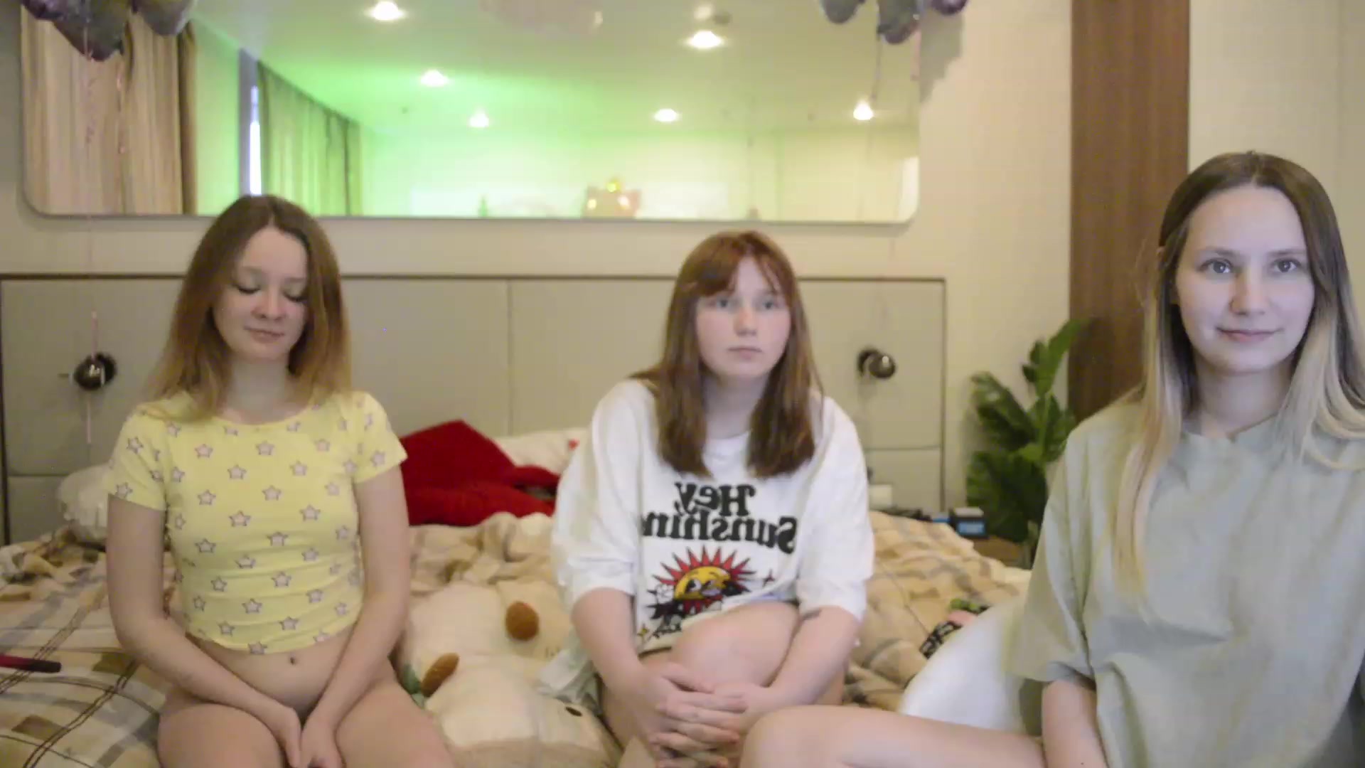 Gallery image thumbnail from Arina_me's myfreecams stream on, 06/03/2023, 18:21 image 17 of 20