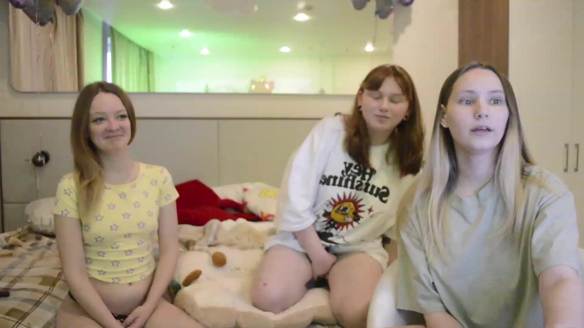 Gallery image thumbnail from Arina_me's myfreecams stream on, 06/03/2023, 18:21 image 18 of 20