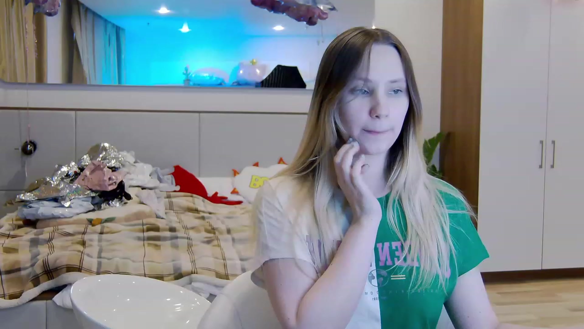 Gallery image thumbnail from Arina_me's myfreecams stream on, 06/13/2023, 24:05 image 16 of 20