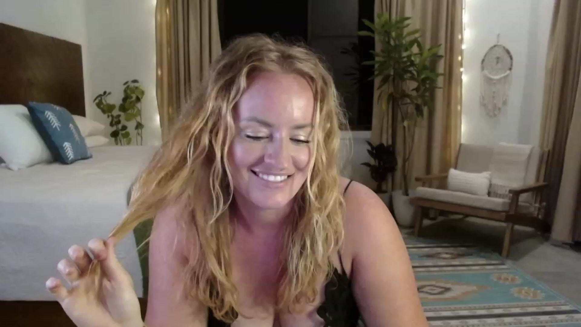 Gallery image thumbnail from ArisseBri's myfreecams stream on, 03/17/2023, 03:14 image 1 of 20