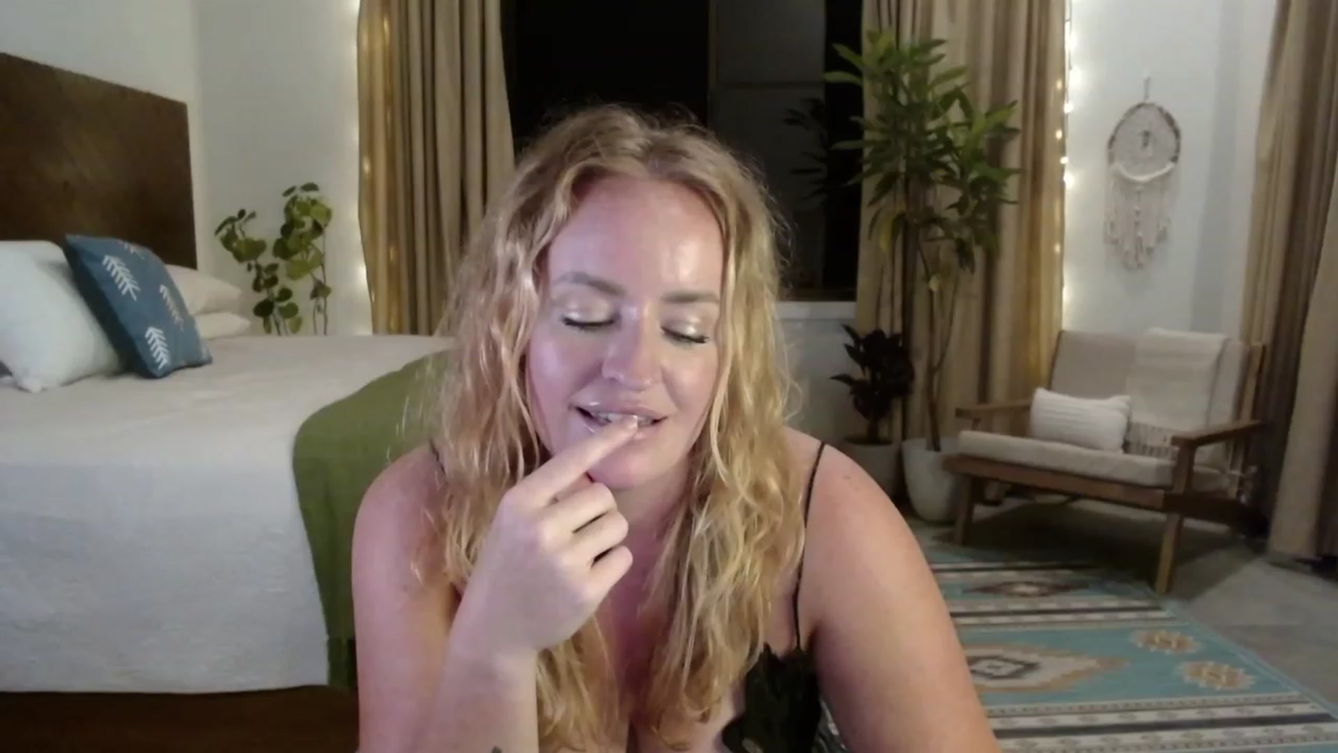 Gallery image thumbnail from ArisseBri's myfreecams stream on, 03/17/2023, 03:14 image 10 of 20