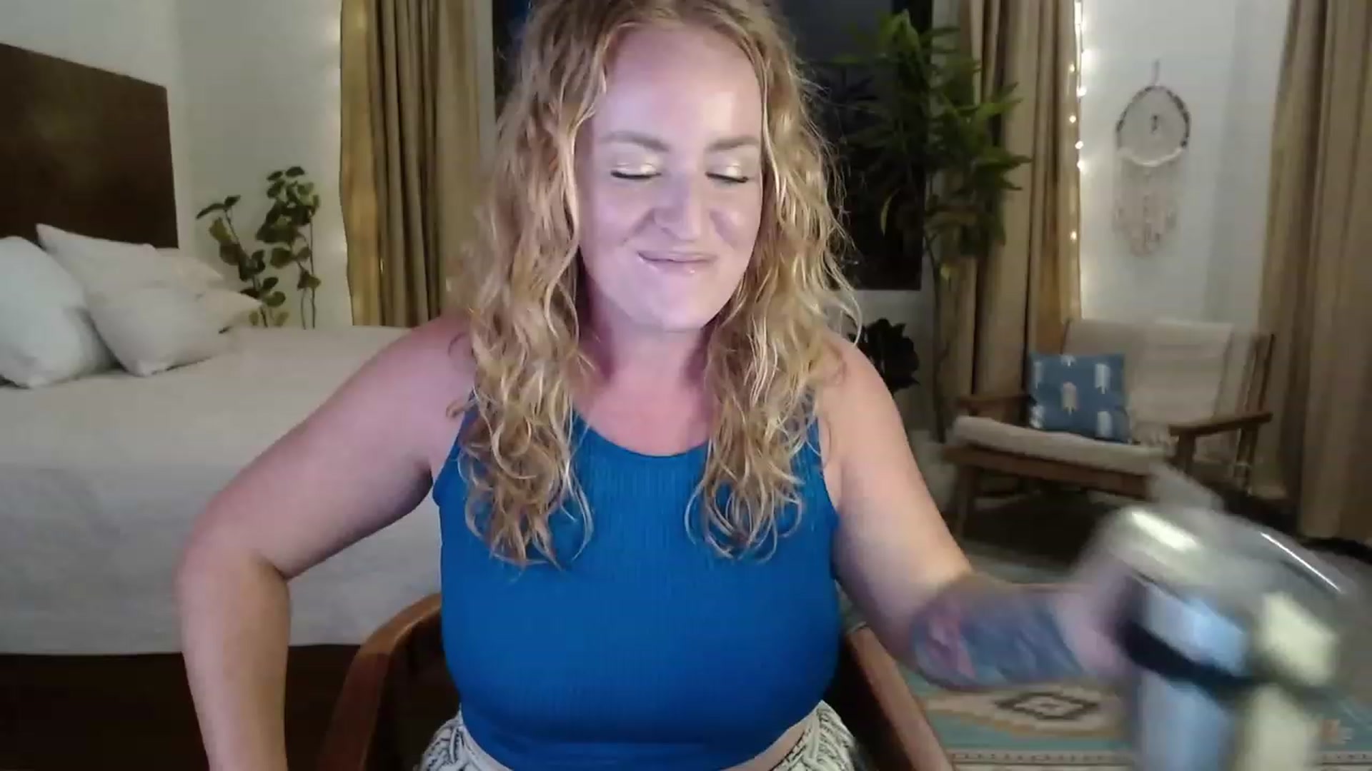 Gallery image thumbnail from ArisseBri's myfreecams stream on, 03/19/2023, 01:29 image 3 of 20