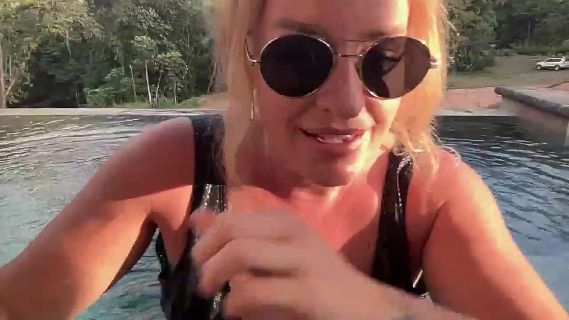 Gallery image thumbnail from ArisseBri's myfreecams stream on, 05/08/2023, 24:08 image 12 of 20
