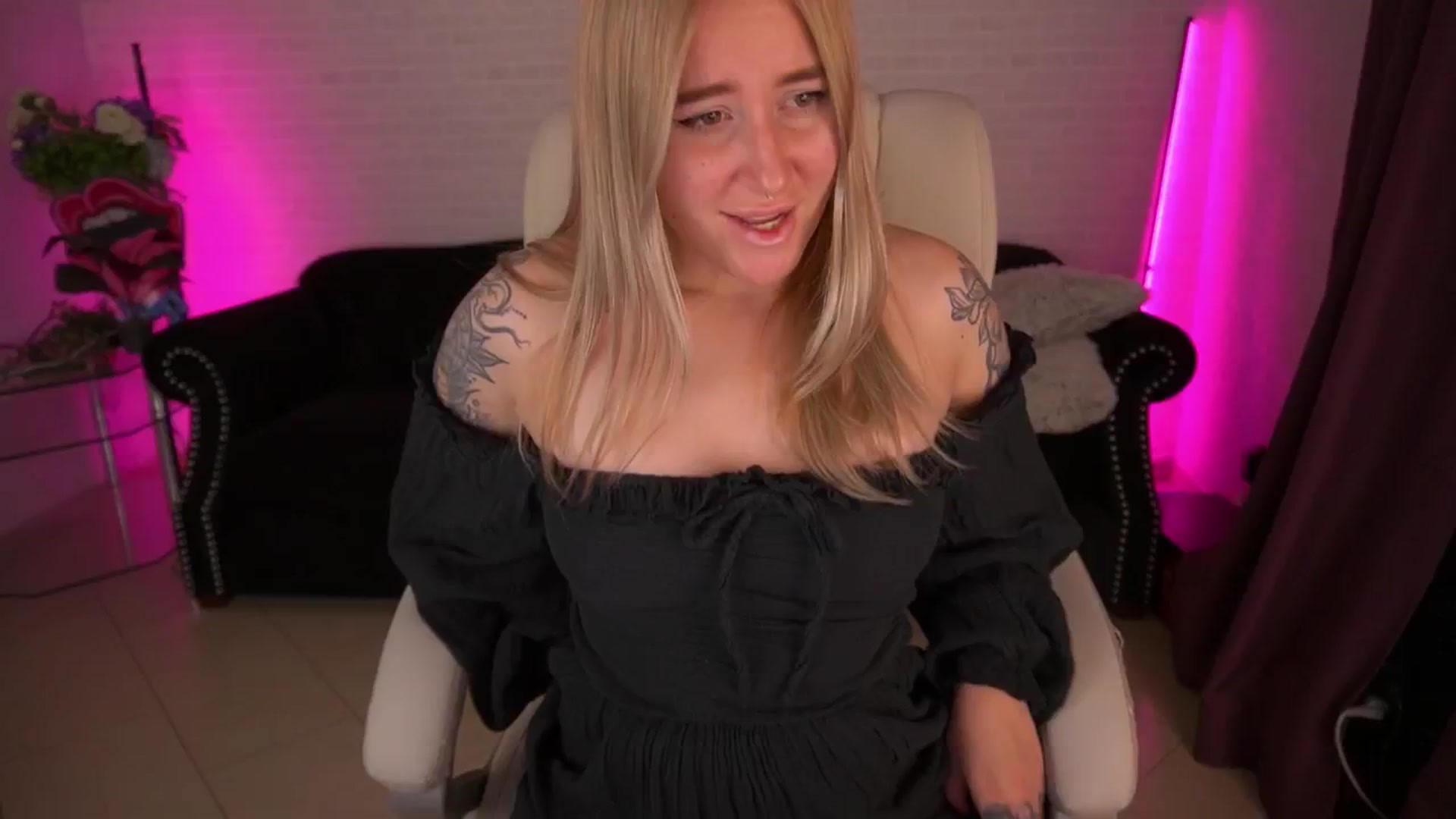 Gallery image thumbnail from ArolinaNigh's myfreecams stream on, 09/18/2024, 22:49 image 12 of 20
