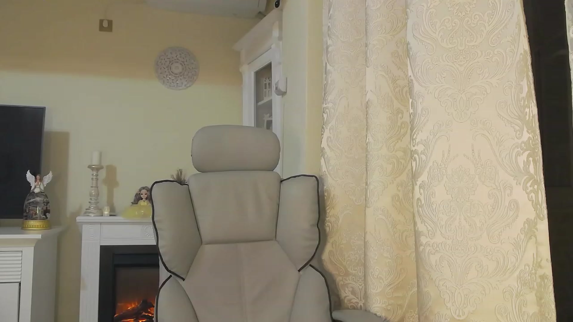 Gallery image thumbnail from Arrielee's myfreecams stream on, 12/13/2023, 16:28 image 18 of 20