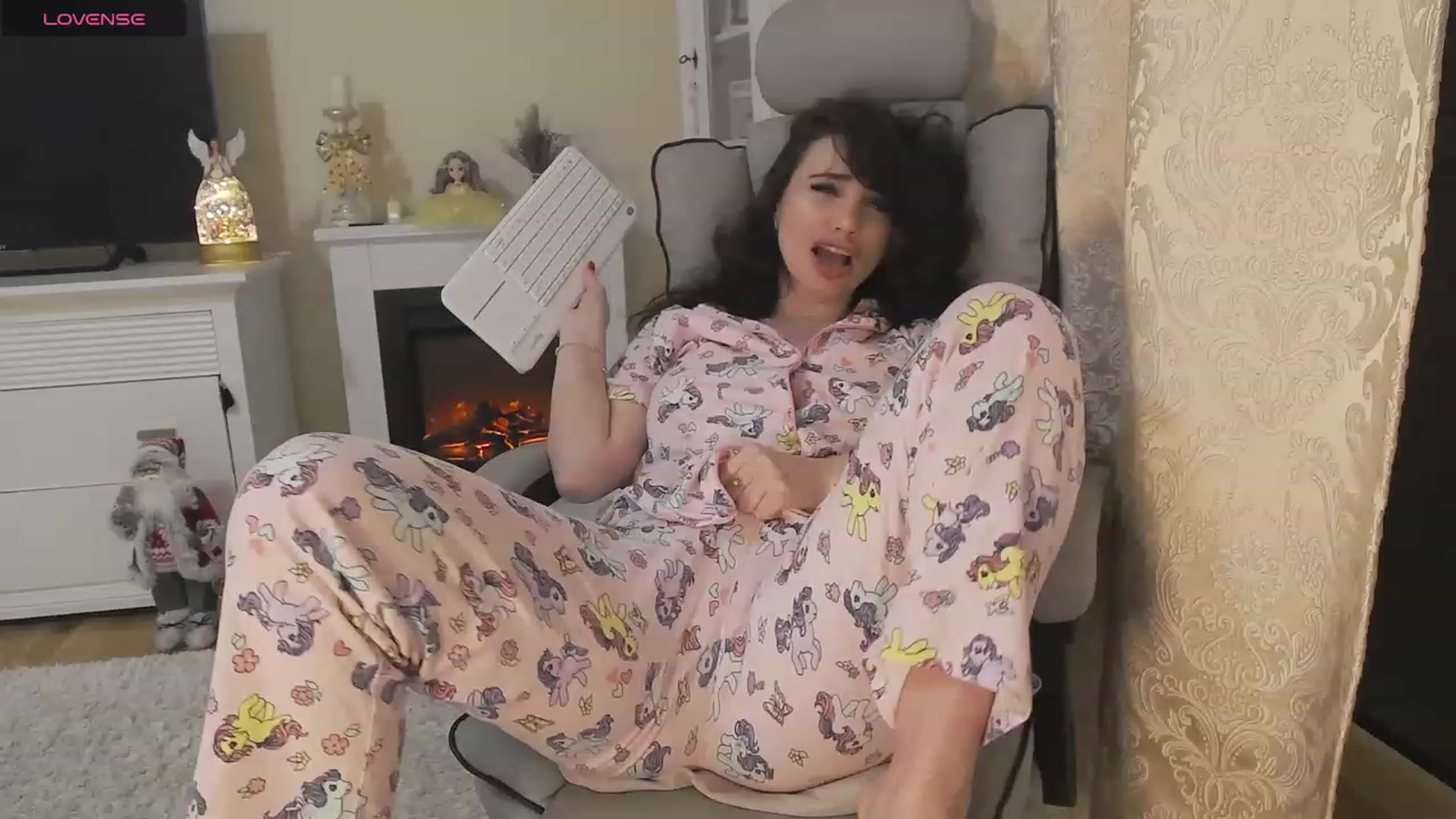 Gallery image thumbnail from Arrielee's myfreecams stream on, 12/24/2023, 15:58 image 16 of 20