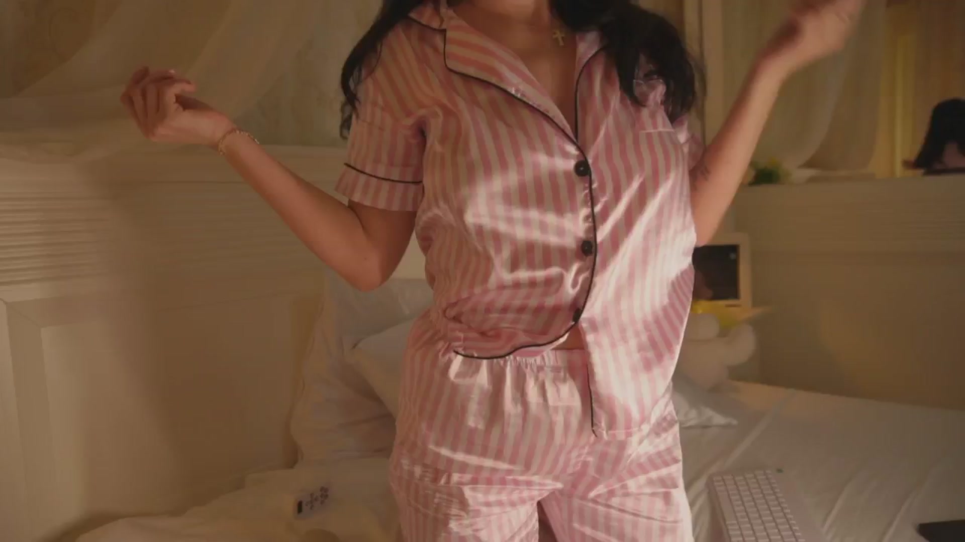 Gallery image thumbnail from Arrielee's myfreecams stream on, 10/19/2024, 14:42 image 6 of 20