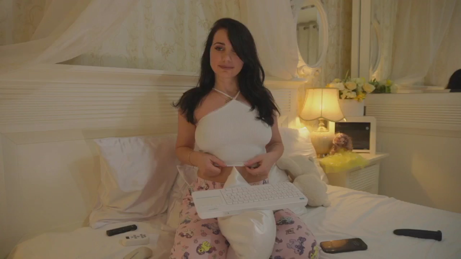 Gallery image thumbnail from Arrielee's myfreecams stream on, 11/17/2024, 15:59 image 13 of 20