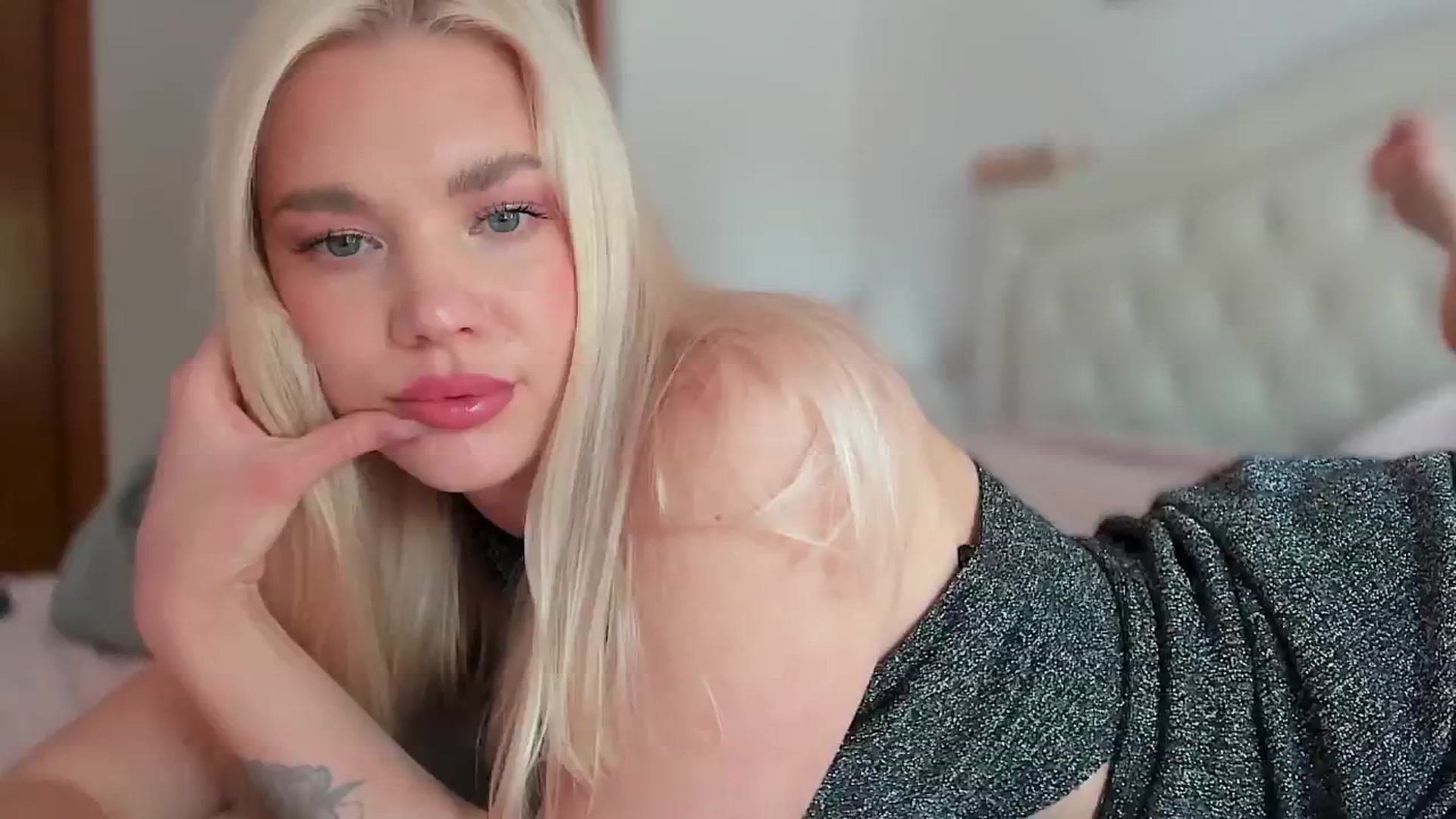 Gallery image thumbnail from ArtSoph's myfreecams stream on, 05/19/2024, 15:22 image 5 of 20
