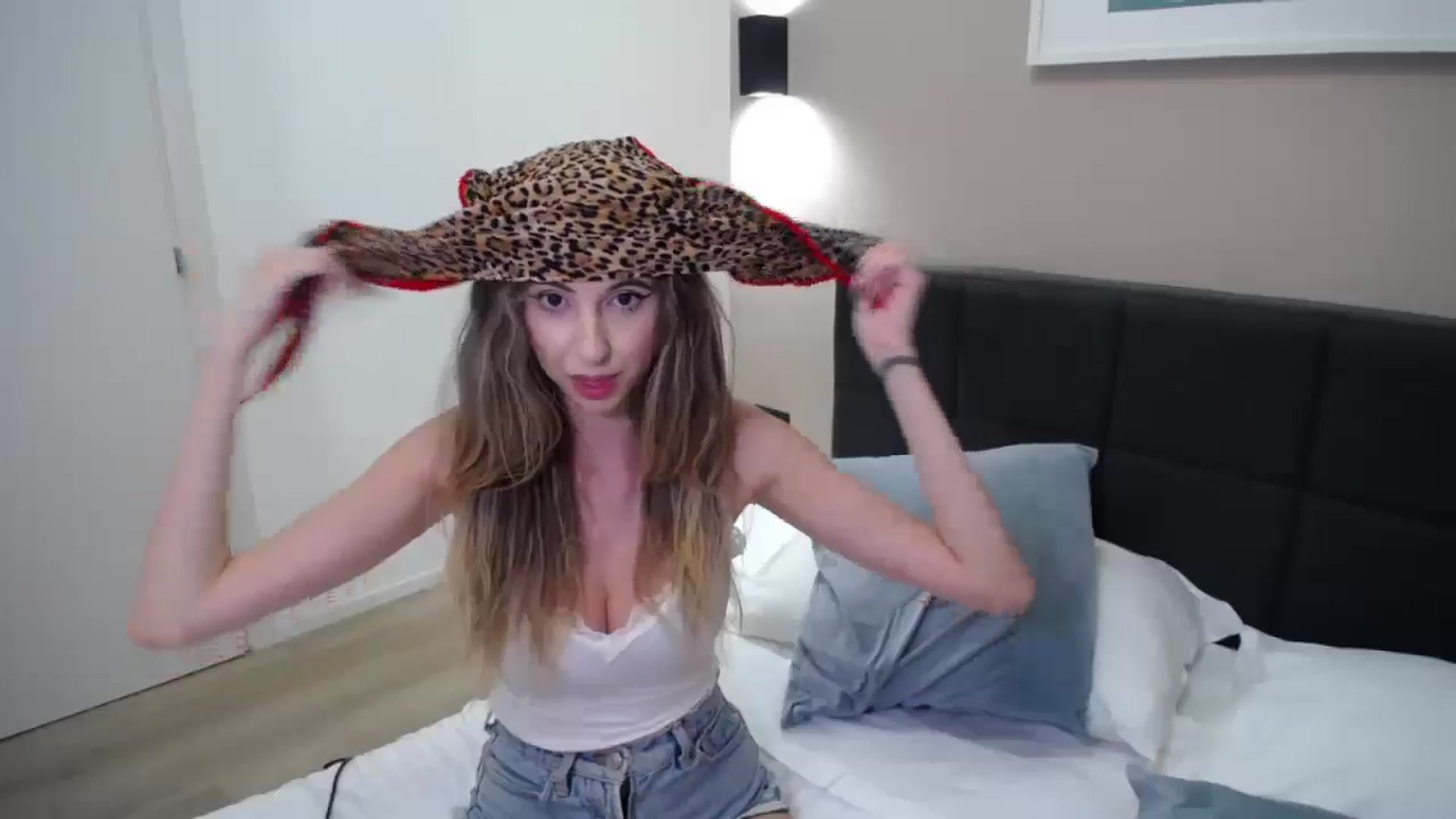 Gallery image thumbnail from ArtemisInRome's myfreecams stream on, 09/07/2024, 21:15 image 3 of 20