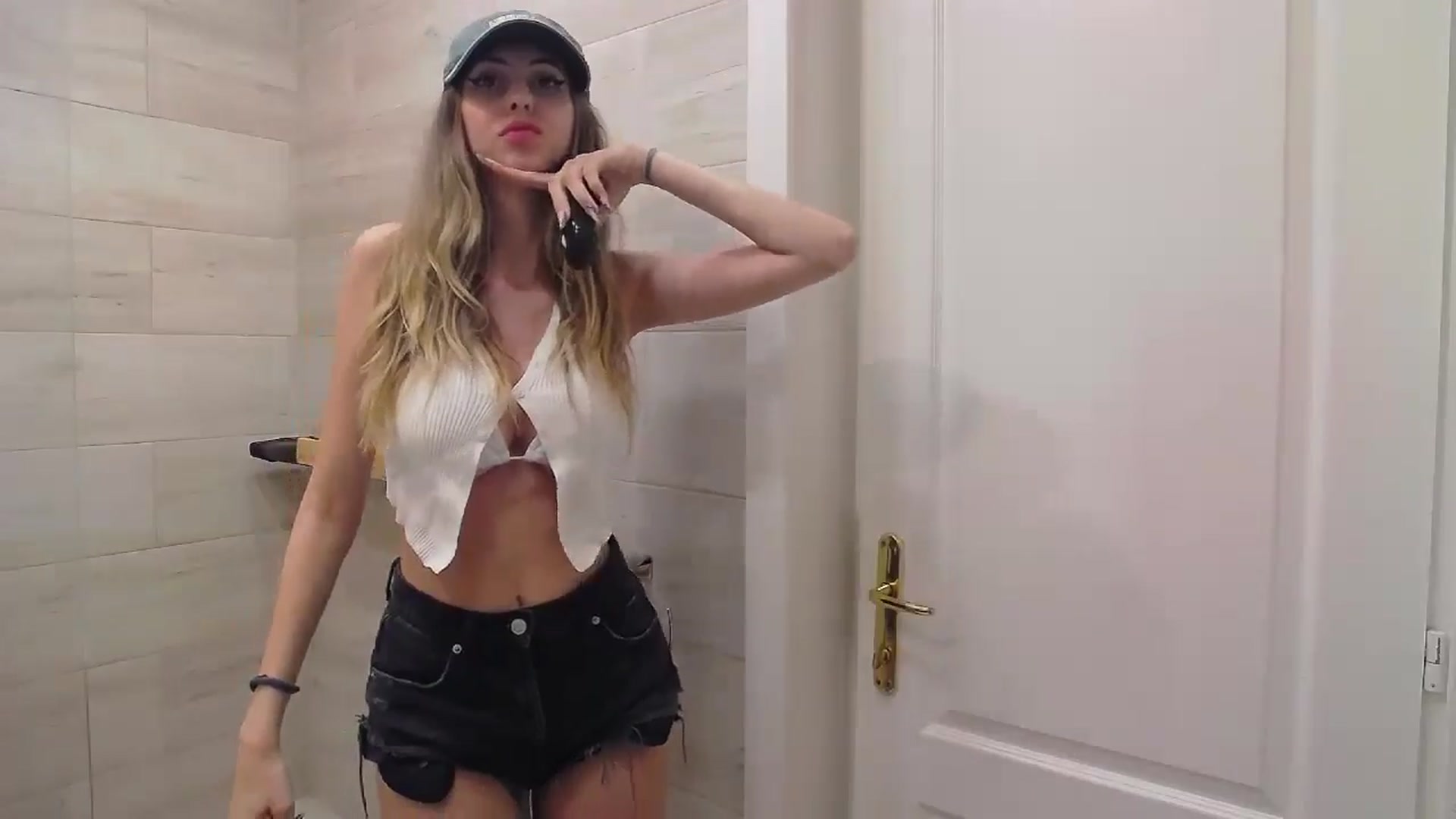 Gallery image thumbnail from Artemiss's myfreecams stream on, 08/02/2024, 21:09 image 8 of 20