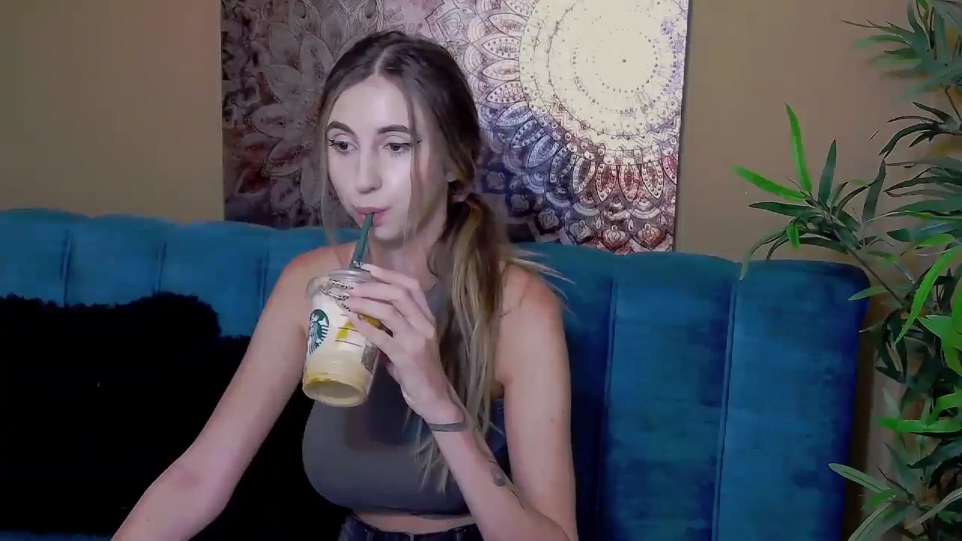 Gallery image thumbnail from Artemiss's myfreecams stream on, 08/08/2024, 18:33 image 4 of 20