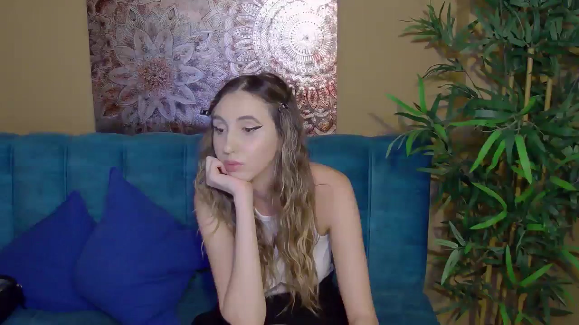 Gallery image thumbnail from Artemiss's myfreecams stream on, 10/19/2024, 22:43 image 6 of 20