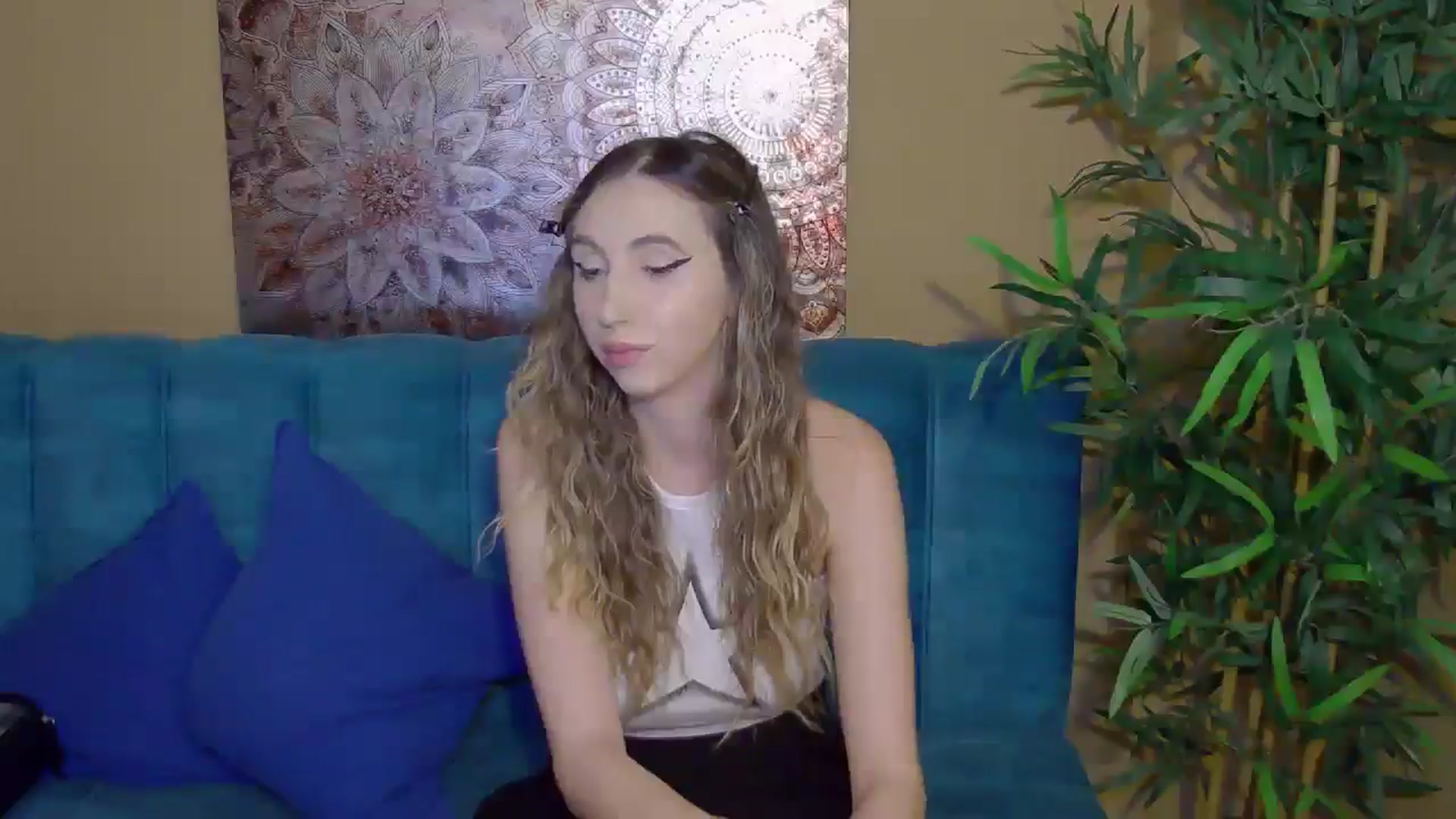Gallery image thumbnail from Artemiss's myfreecams stream on, 10/19/2024, 22:43 image 2 of 20