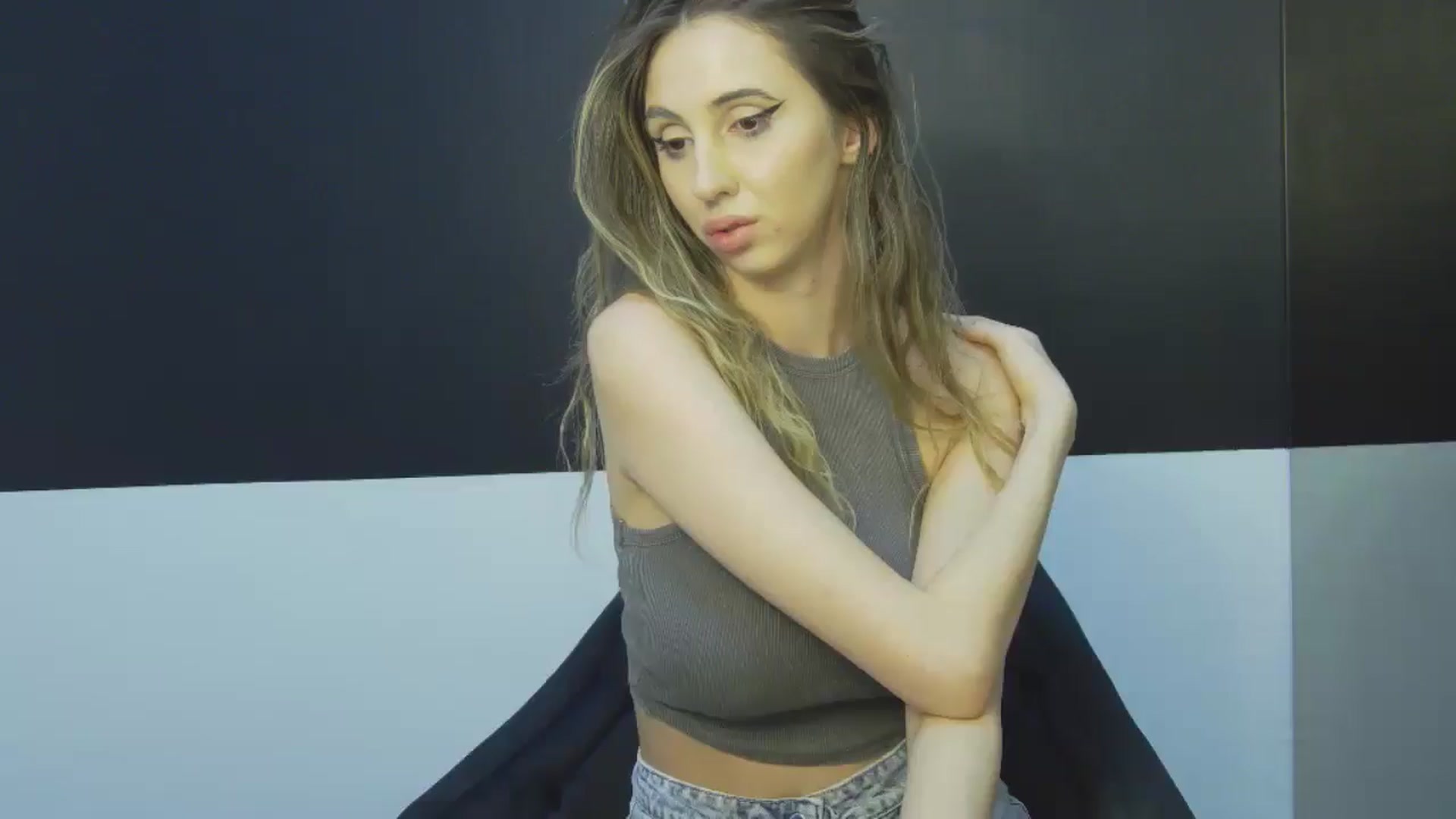 Gallery image thumbnail from Artemiss's myfreecams stream on, 10/27/2024, 23:21 image 16 of 20