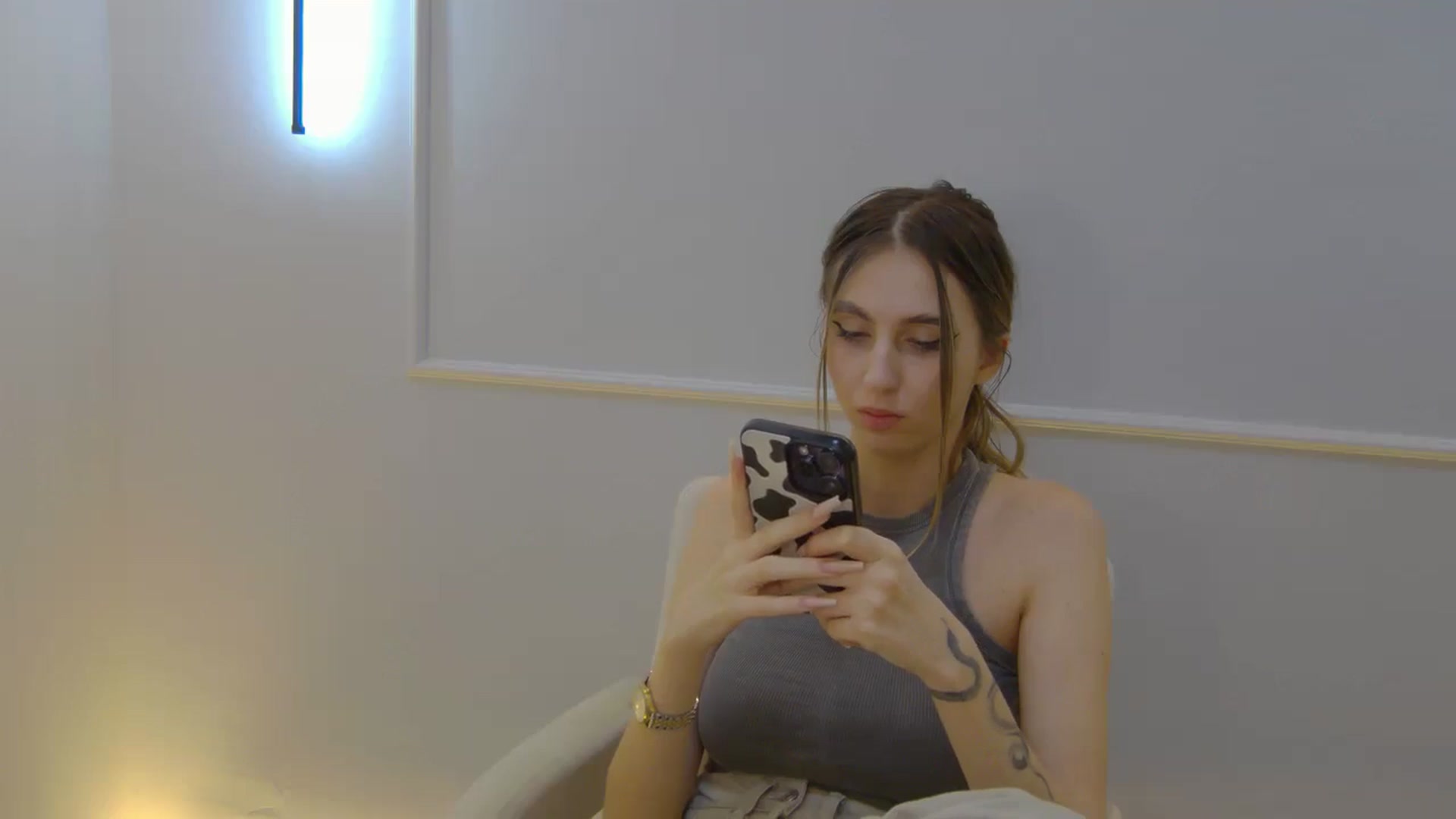Gallery image thumbnail from Artemiss's myfreecams stream on, 11/03/2024, 22:56 image 18 of 20