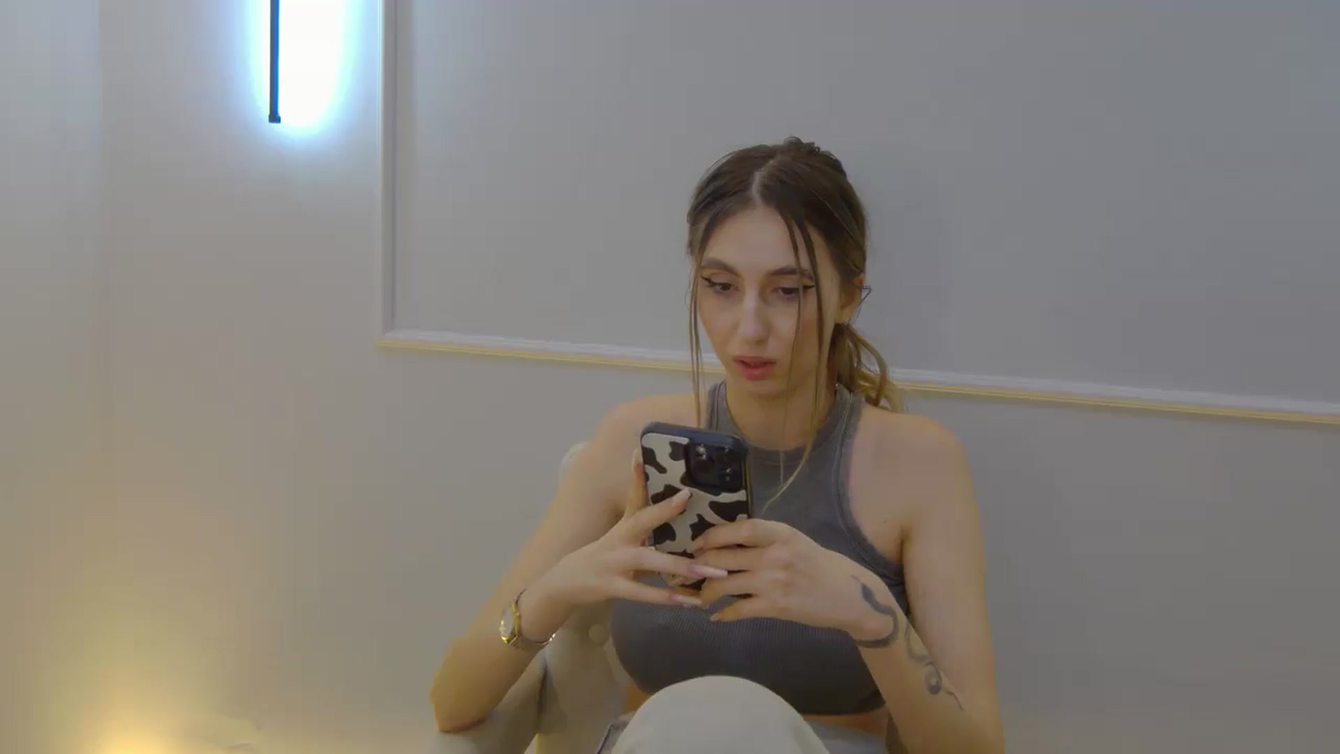 Gallery image thumbnail from Artemiss's myfreecams stream on, 11/03/2024, 22:56 image 9 of 20