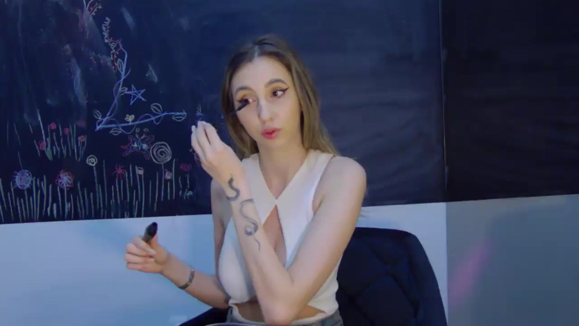 Gallery image thumbnail from Artemiss's myfreecams stream on, 11/07/2024, 19:34 image 1 of 20