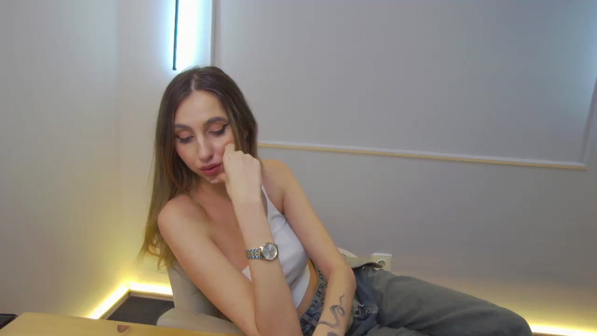Gallery image thumbnail from Artemiss's myfreecams stream on, 11/08/2024, 24:59 image 4 of 20