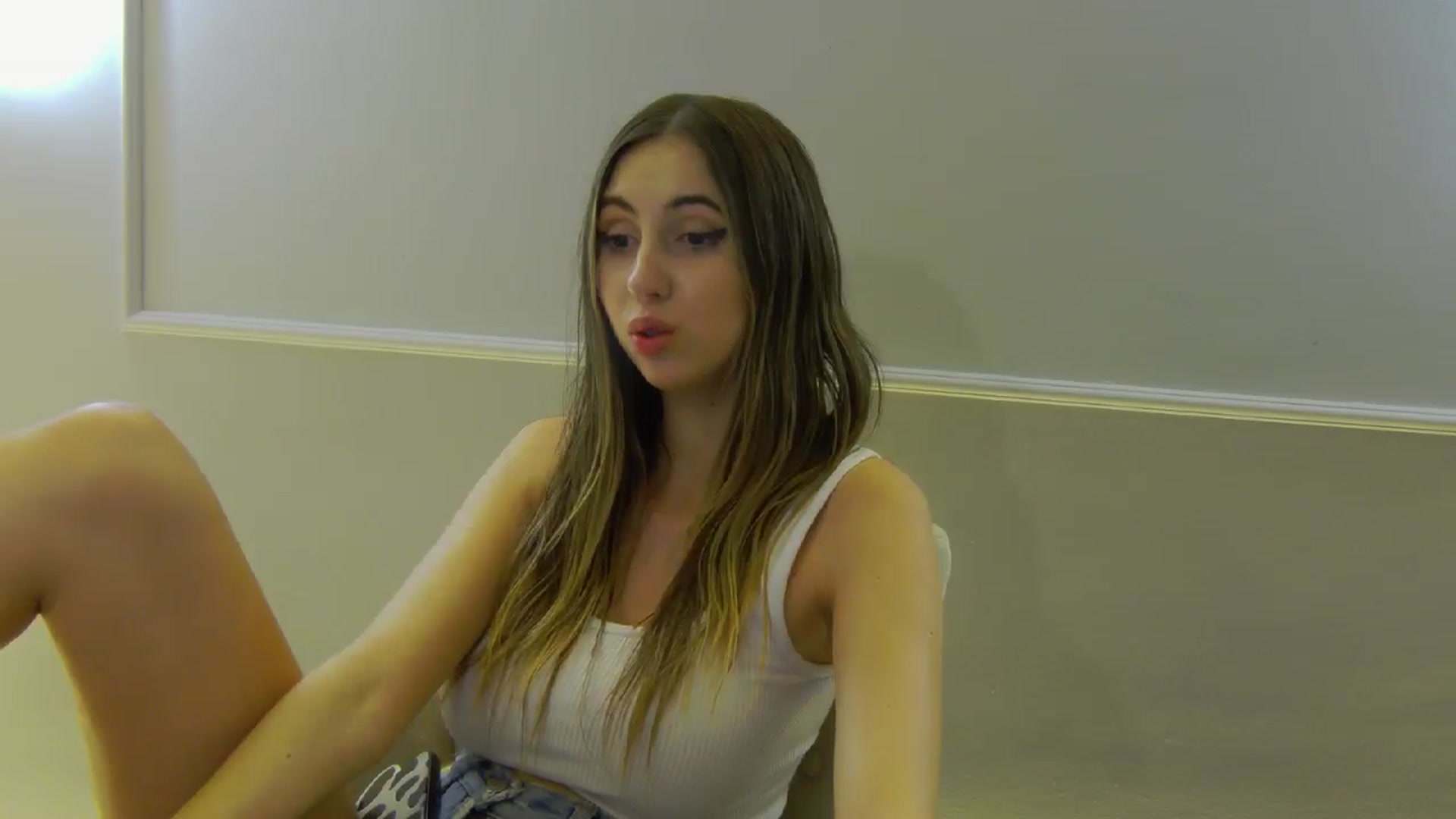 Gallery image thumbnail from Artemiss's myfreecams stream on, 11/11/2024, 23:57 image 19 of 20
