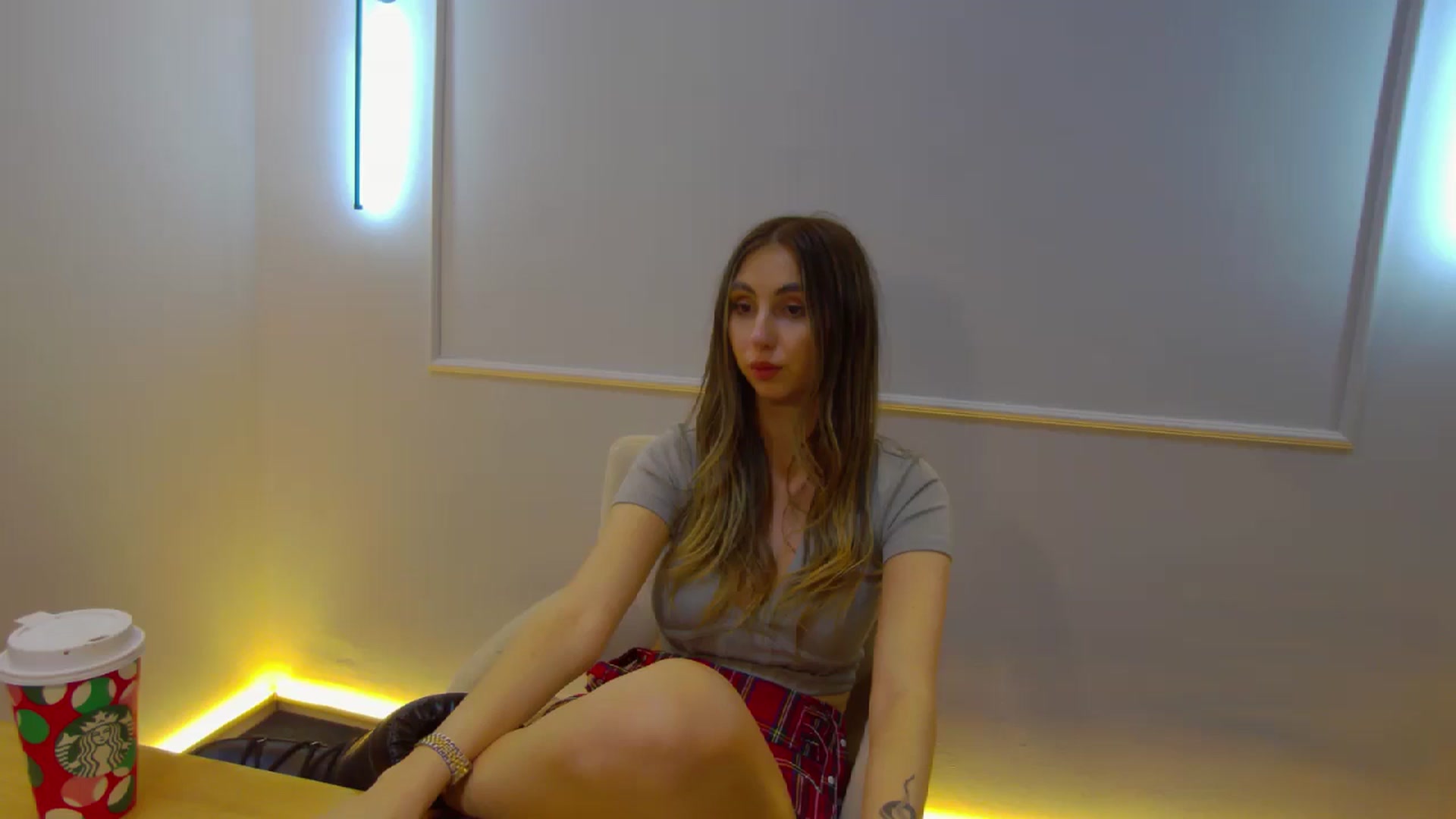 Gallery image thumbnail from Artemiss's myfreecams stream on, 11/14/2024, 24:33 image 1 of 20