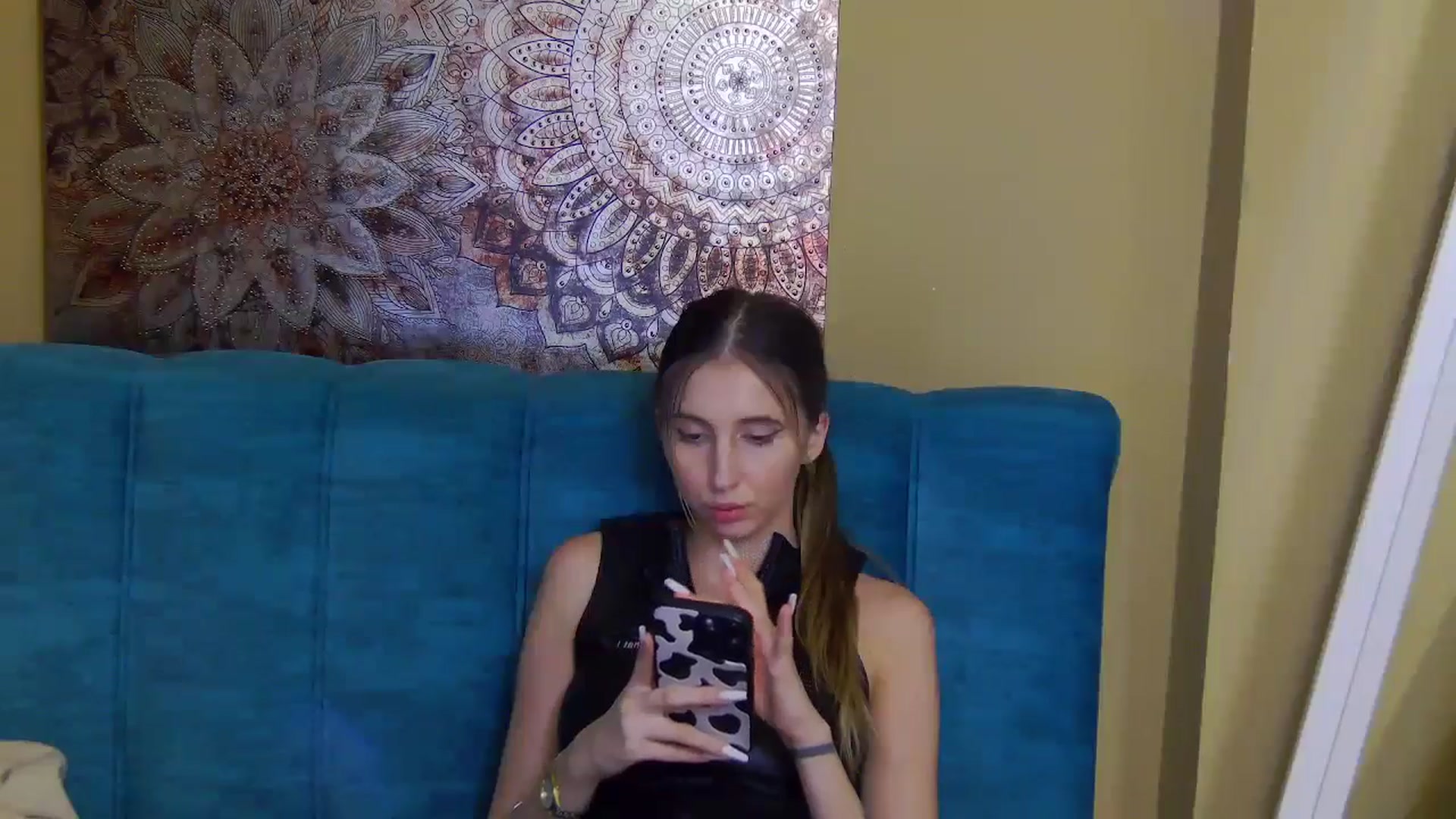 Gallery image thumbnail from Artemiss's myfreecams stream on, 12/05/2024, 24:07 image 18 of 20