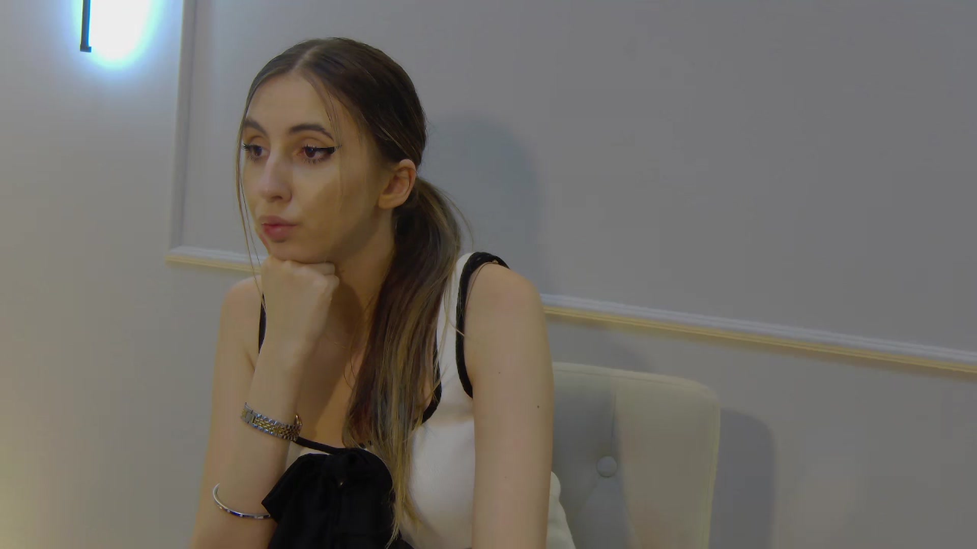 Gallery image thumbnail from Artemiss's myfreecams stream on, 12/06/2024, 24:17 image 8 of 20