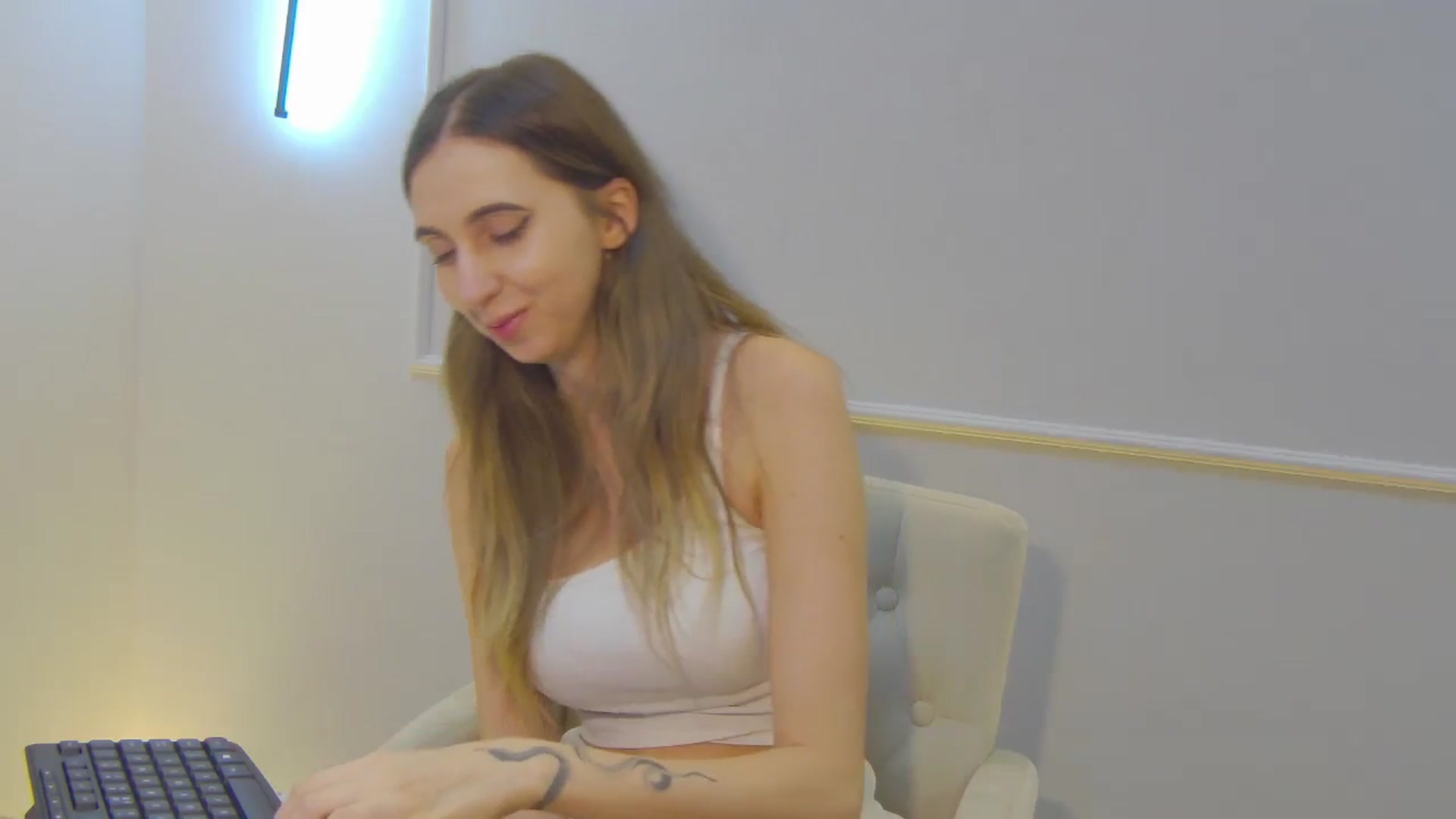 Gallery image thumbnail from Artemiss's myfreecams stream on, 12/06/2024, 23:35 image 17 of 20