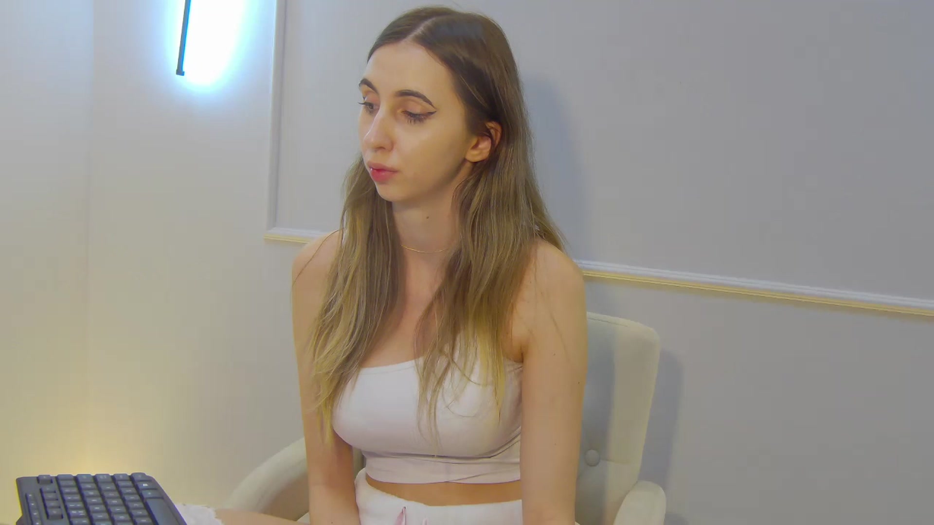 Gallery image thumbnail from Artemiss's myfreecams stream on, 12/06/2024, 23:35 image 16 of 20