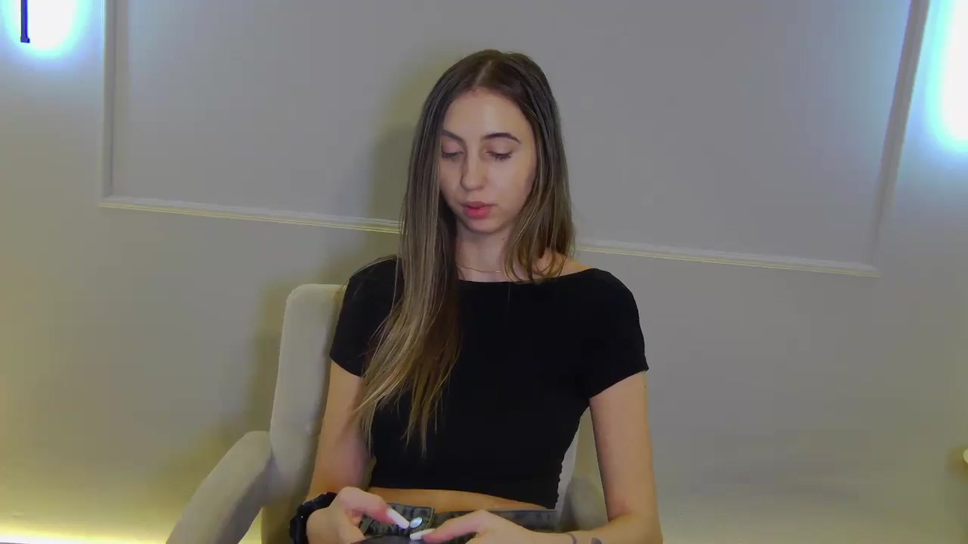 Gallery image thumbnail from Artemiss's myfreecams stream on, 12/15/2024, 19:43 image 19 of 20