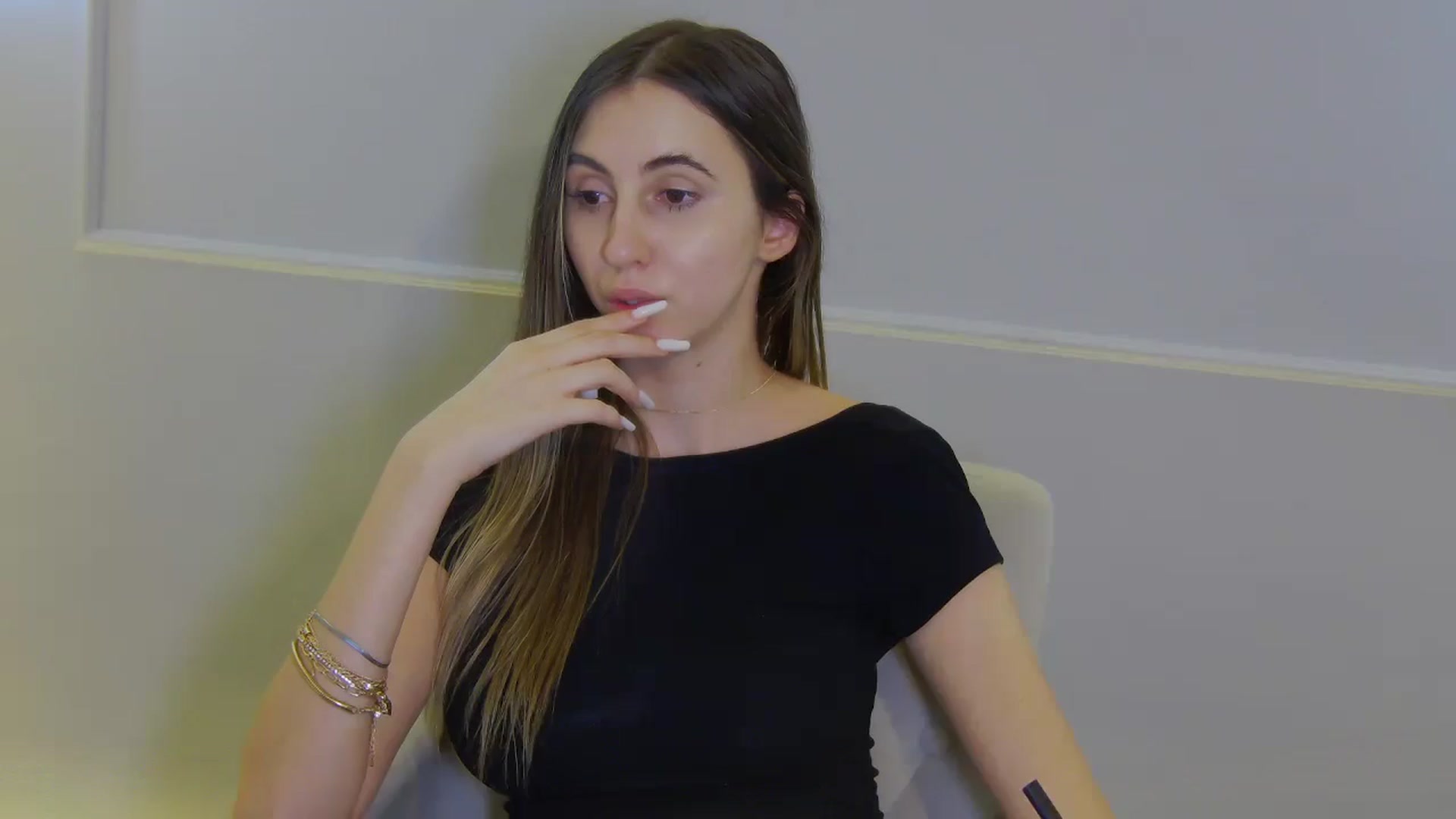 Gallery image thumbnail from Artemiss's myfreecams stream on, 12/15/2024, 22:22 image 13 of 20