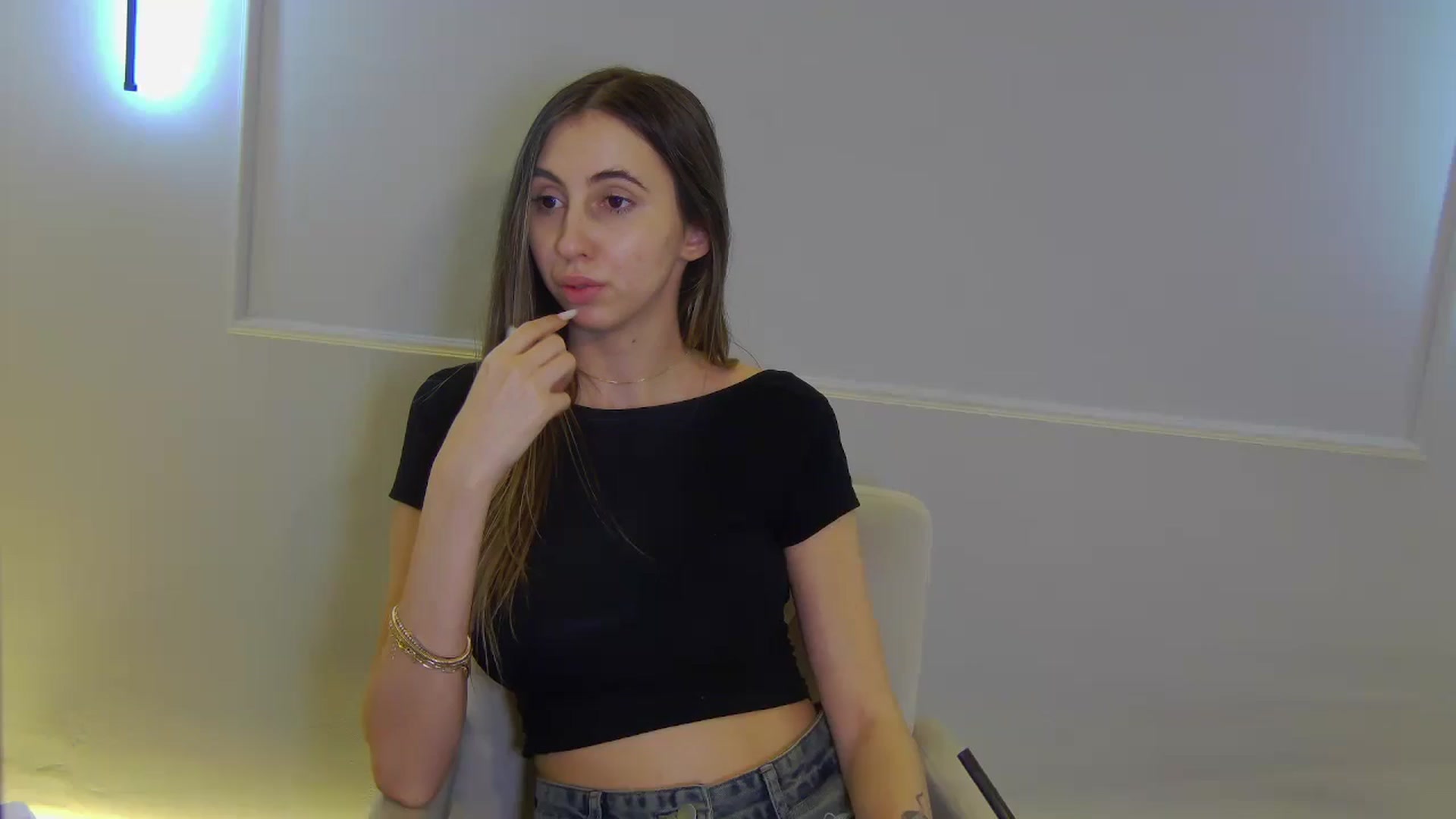 Gallery image thumbnail from Artemiss's myfreecams stream on, 12/15/2024, 22:22 image 16 of 20