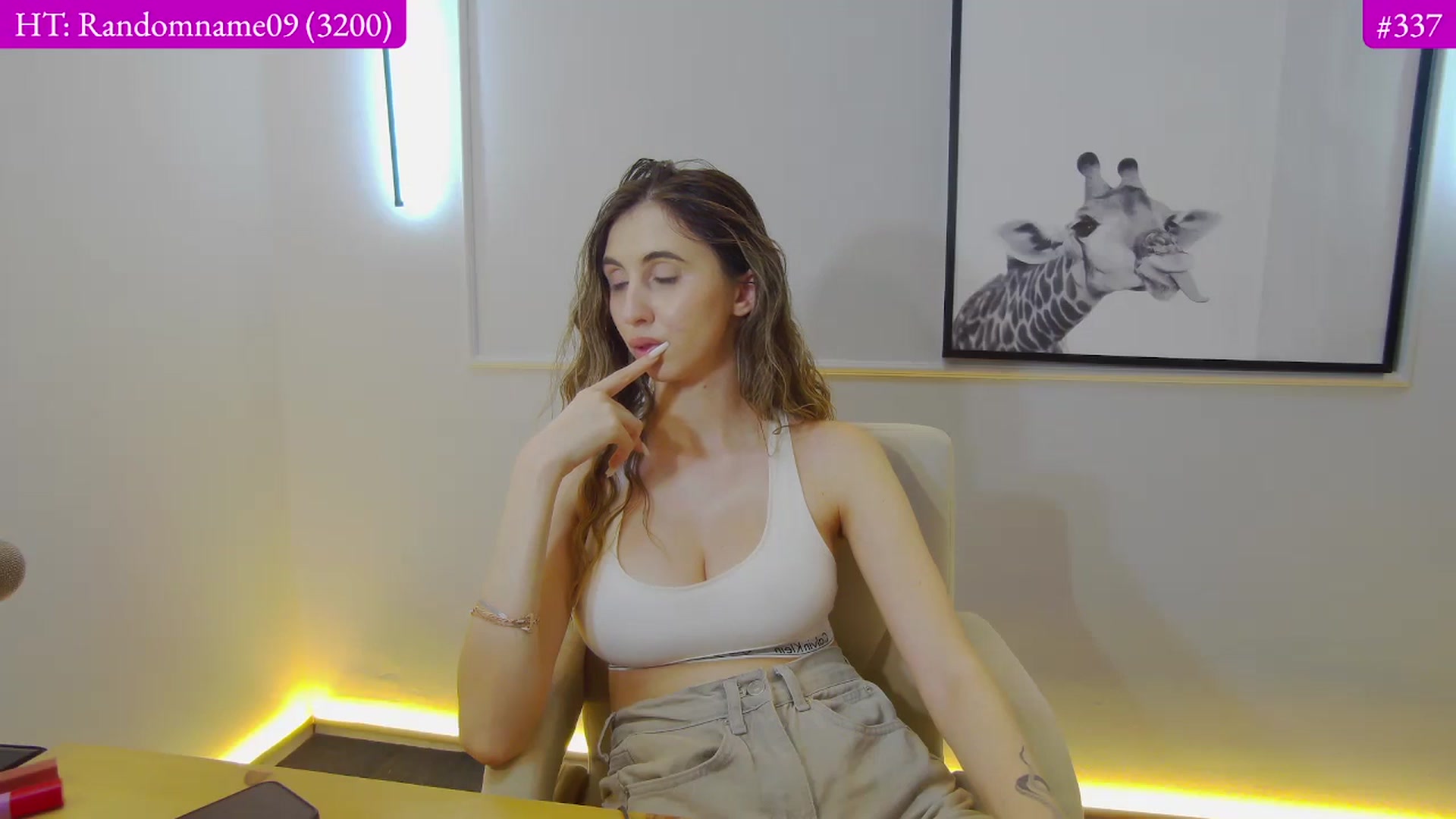 Gallery image thumbnail from Artemiss's myfreecams stream on, 01/04/2025, 24:06 image 6 of 20