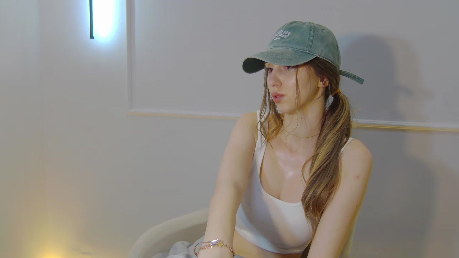 Gallery image thumbnail from Artemiss's myfreecams stream on, 01/14/2025, 22:18 image 18 of 20