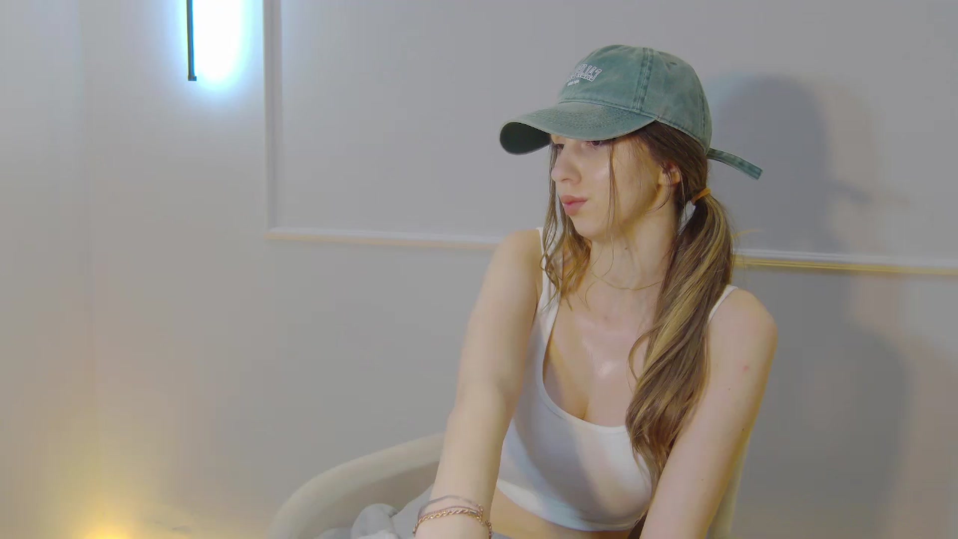 Gallery image thumbnail from Artemiss's myfreecams stream on, 01/14/2025, 22:18 image 17 of 20