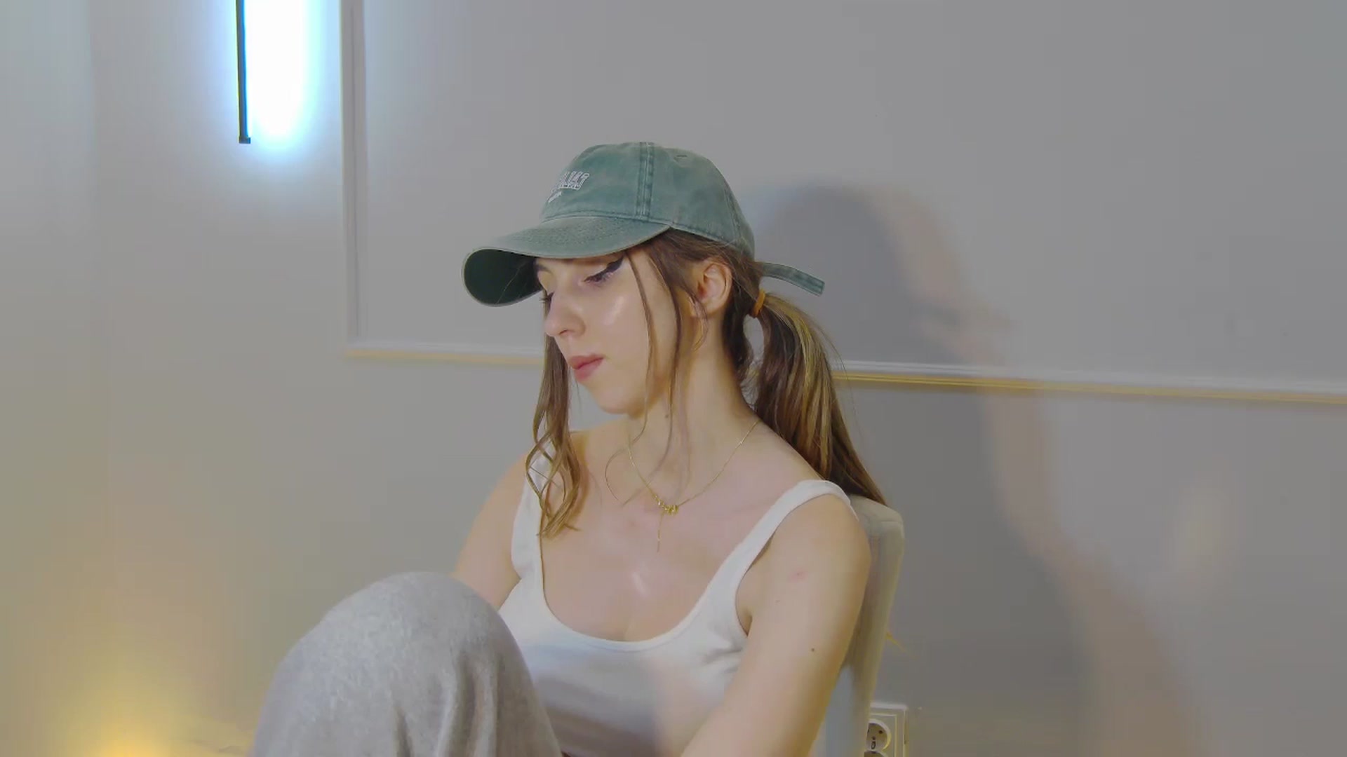 Gallery image thumbnail from Artemiss's myfreecams stream on, 01/15/2025, 24:21 image 3 of 20