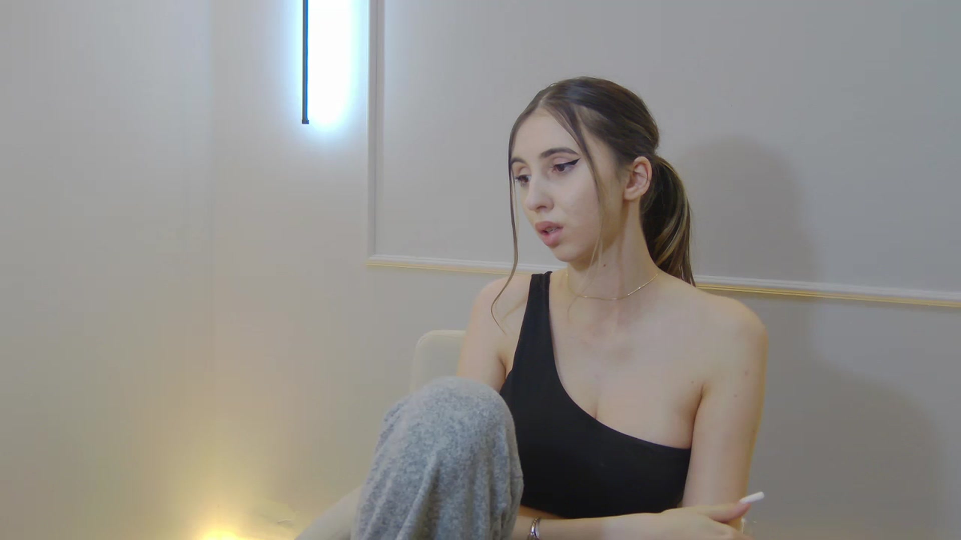 Gallery image thumbnail from Artemiss's myfreecams stream on, 01/16/2025, 23:50 image 8 of 20