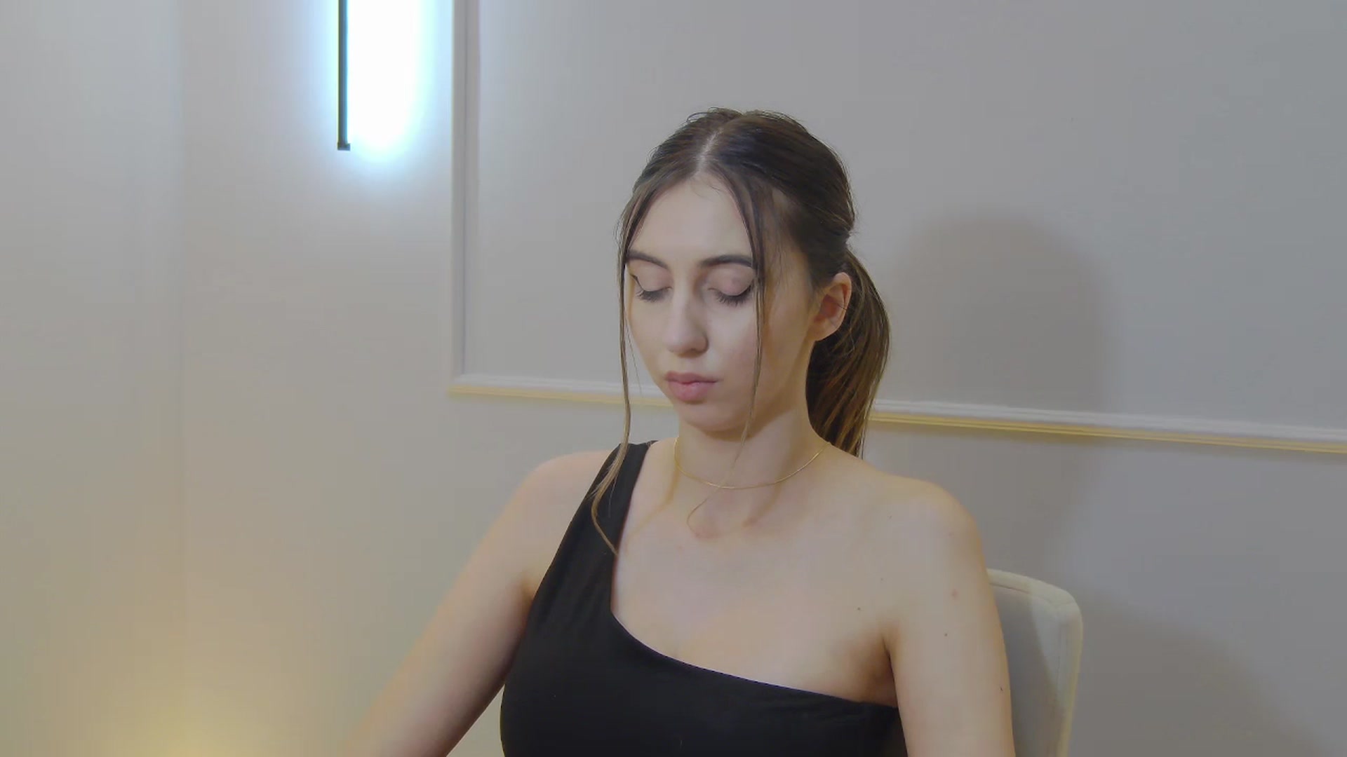 Gallery image thumbnail from Artemiss's myfreecams stream on, 01/17/2025, 24:31 image 7 of 20