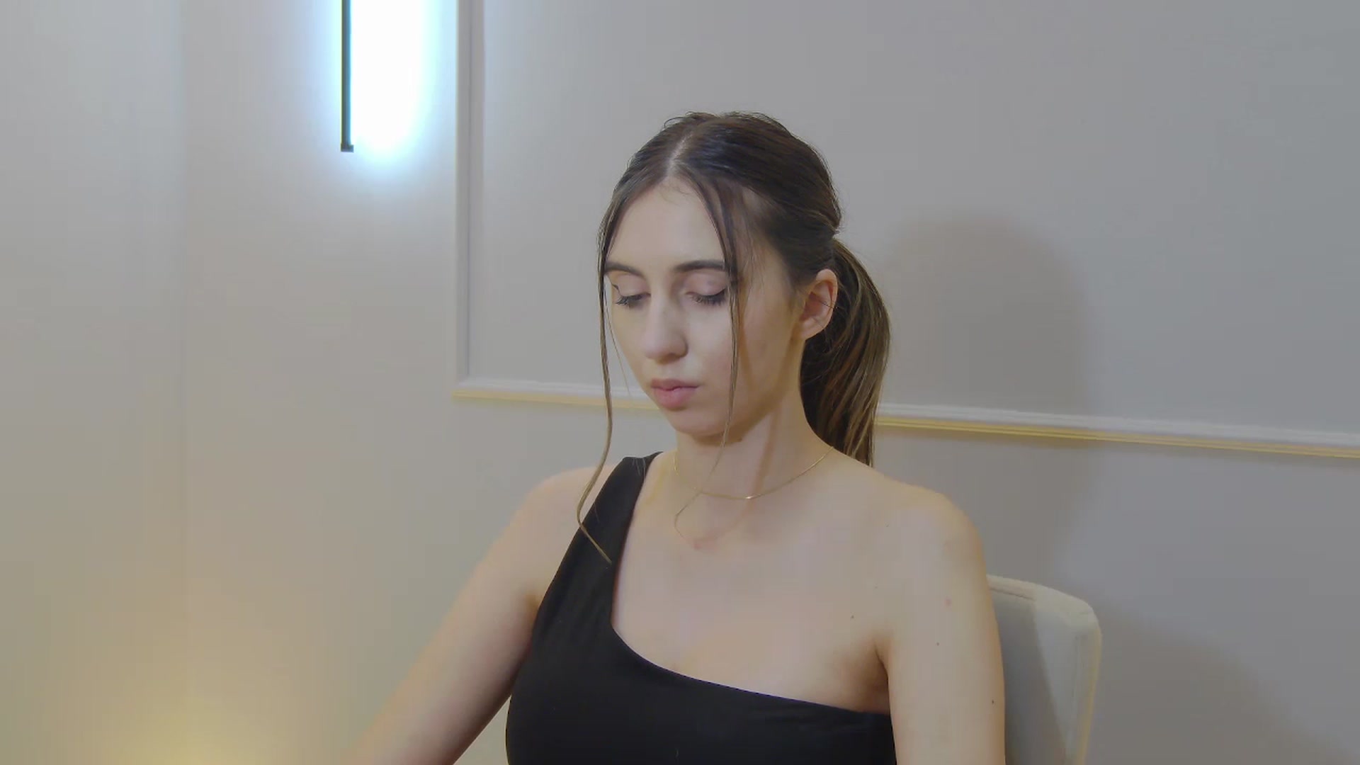Gallery image thumbnail from Artemiss's myfreecams stream on, 01/17/2025, 24:31 image 9 of 20