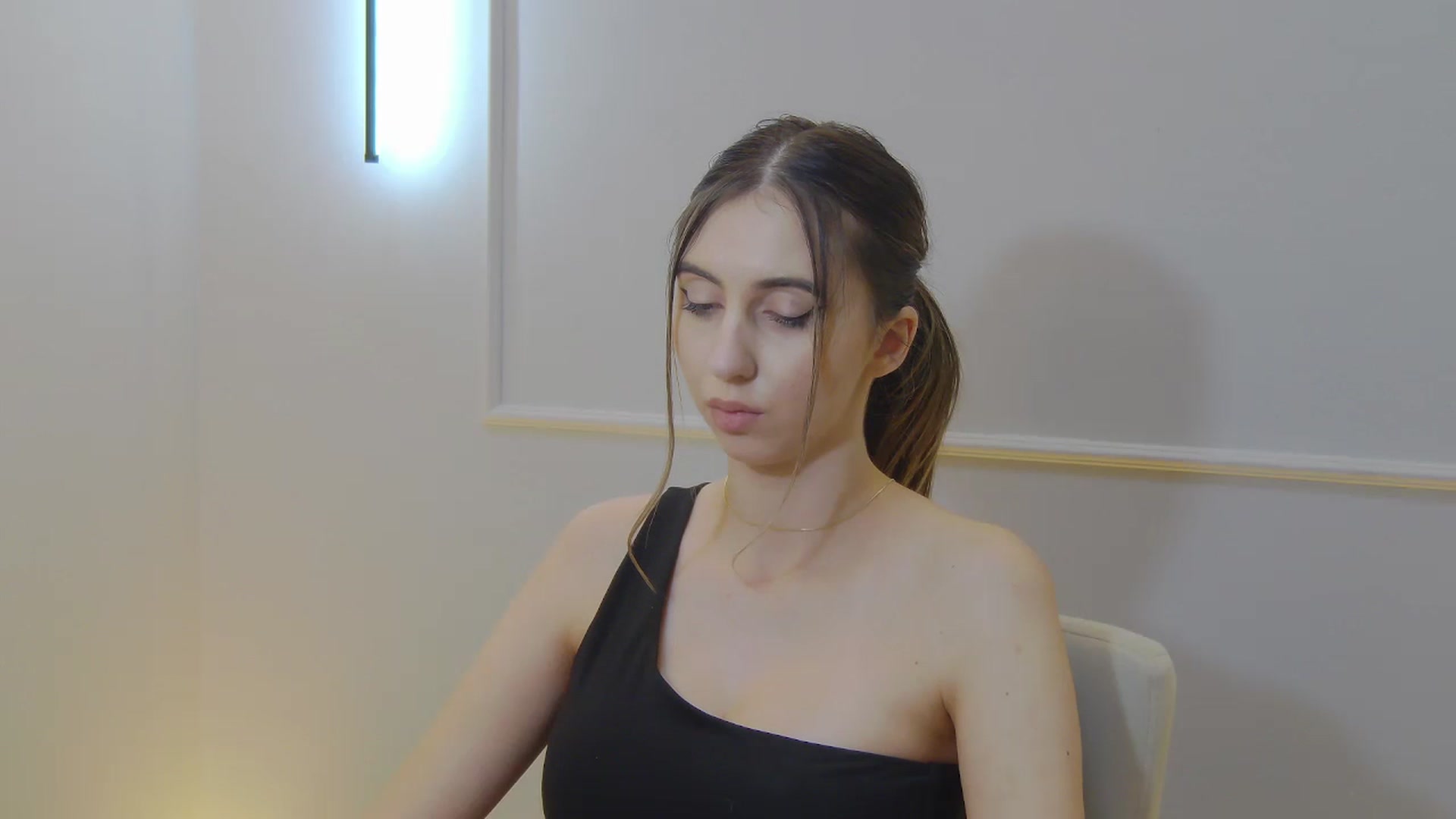 Gallery image thumbnail from Artemiss's myfreecams stream on, 01/17/2025, 24:31 image 8 of 20