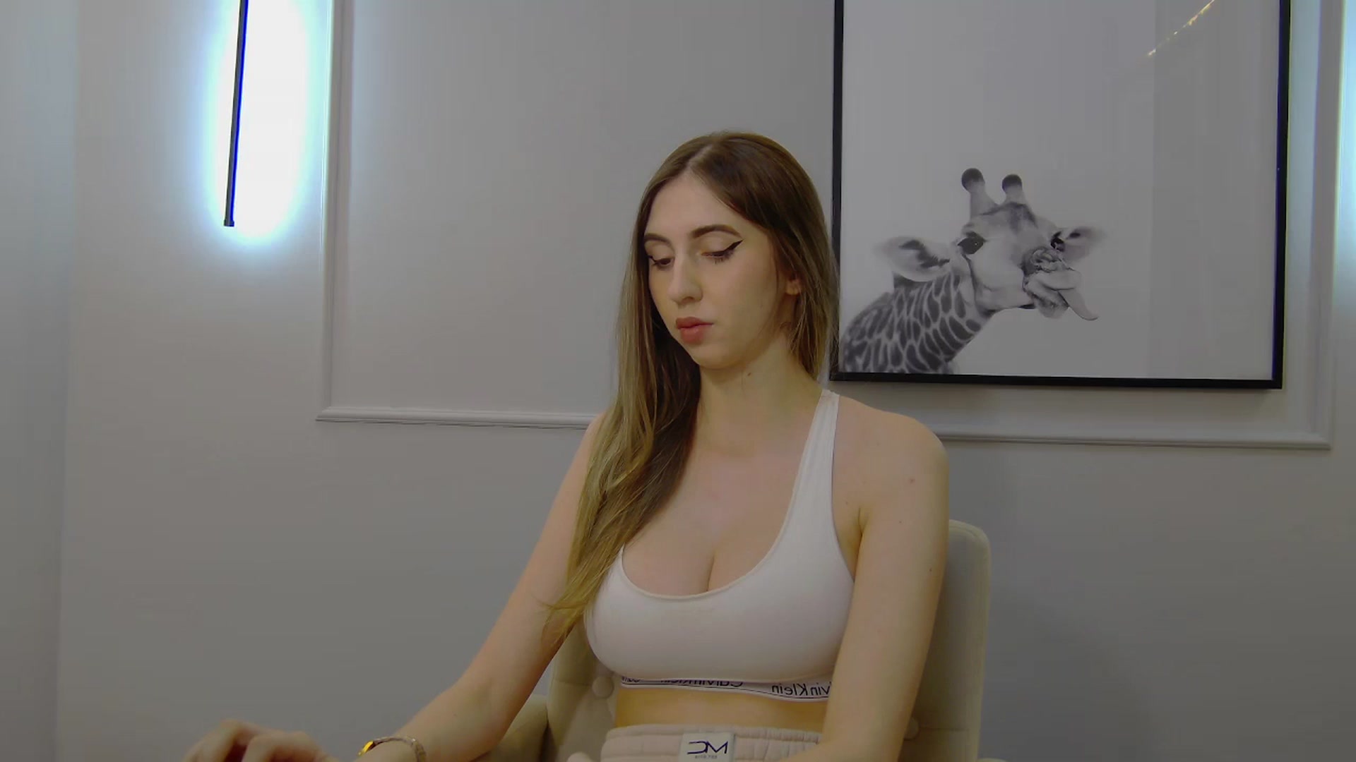 Gallery image thumbnail from Artemiss's myfreecams stream on, 02/13/2025, 19:31 image 7 of 20