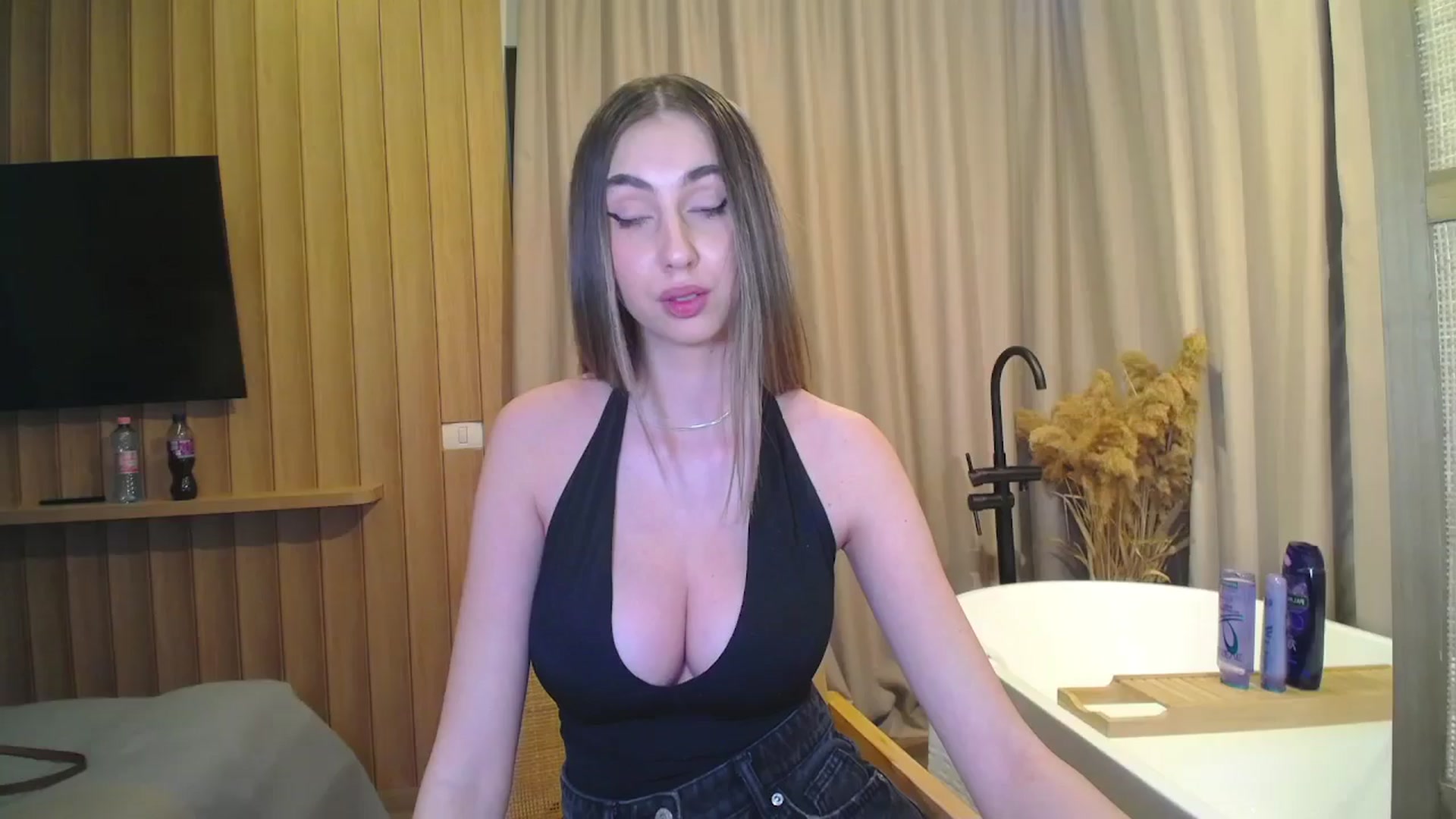 Gallery image thumbnail from Artemiss's myfreecams stream on, 03/01/2025, 20:07 image 18 of 20