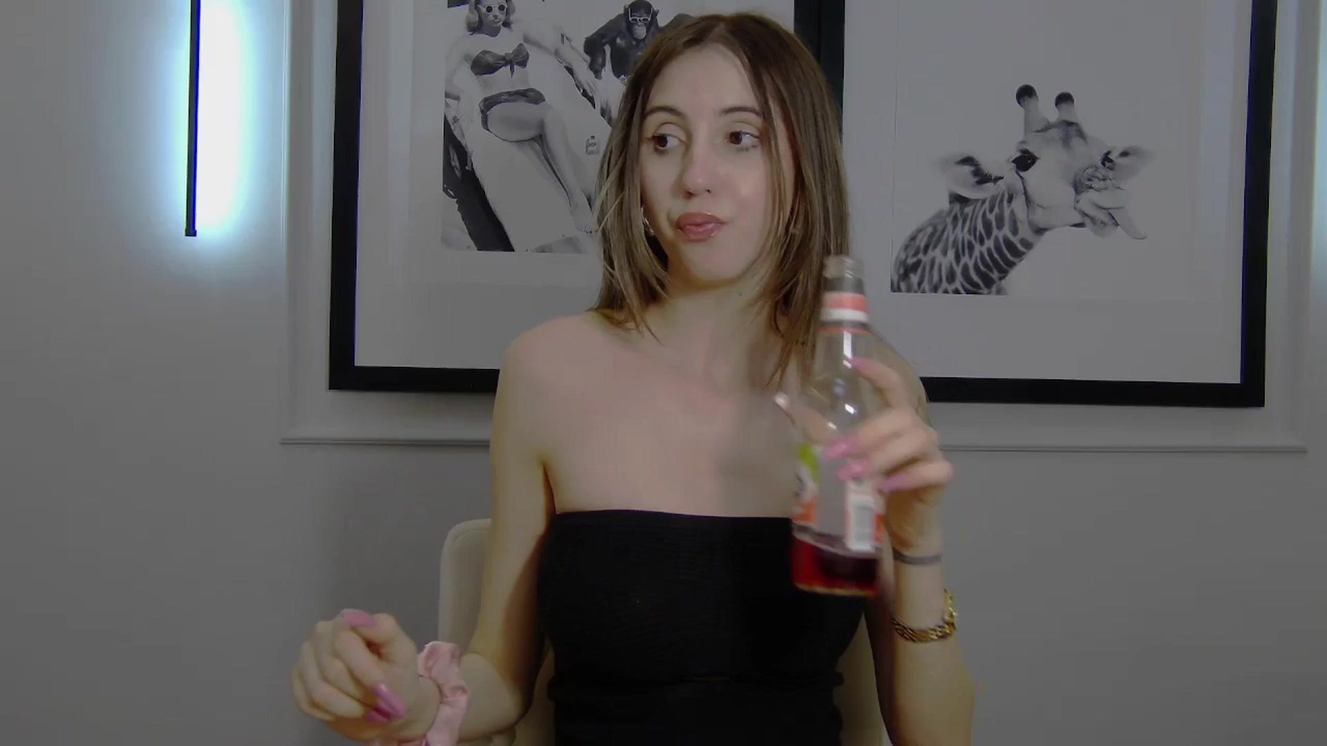 Gallery image thumbnail from Artemiss's myfreecams stream on, 04/04/2025, 22:09 image 14 of 20