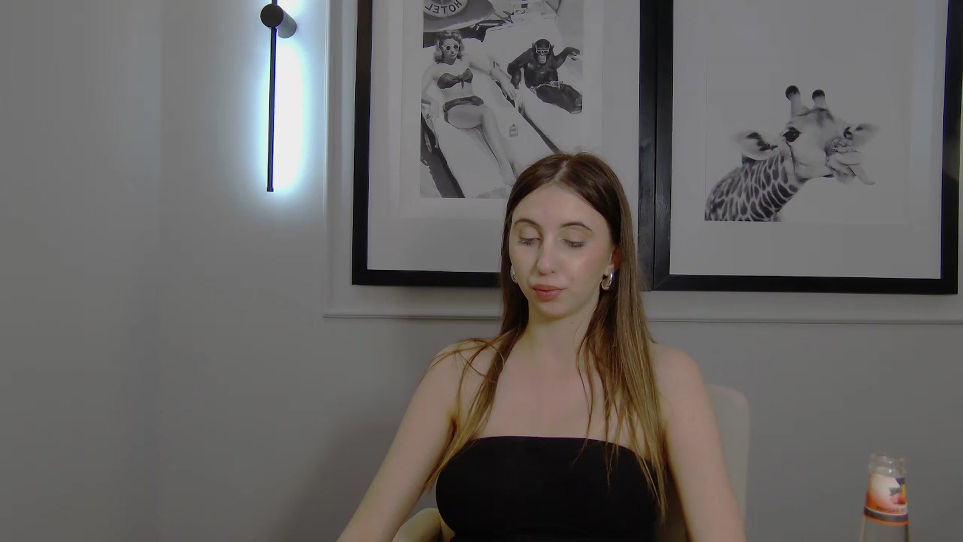 Gallery image thumbnail from Artemiss's myfreecams stream on, 04/04/2025, 23:09 image 10 of 20