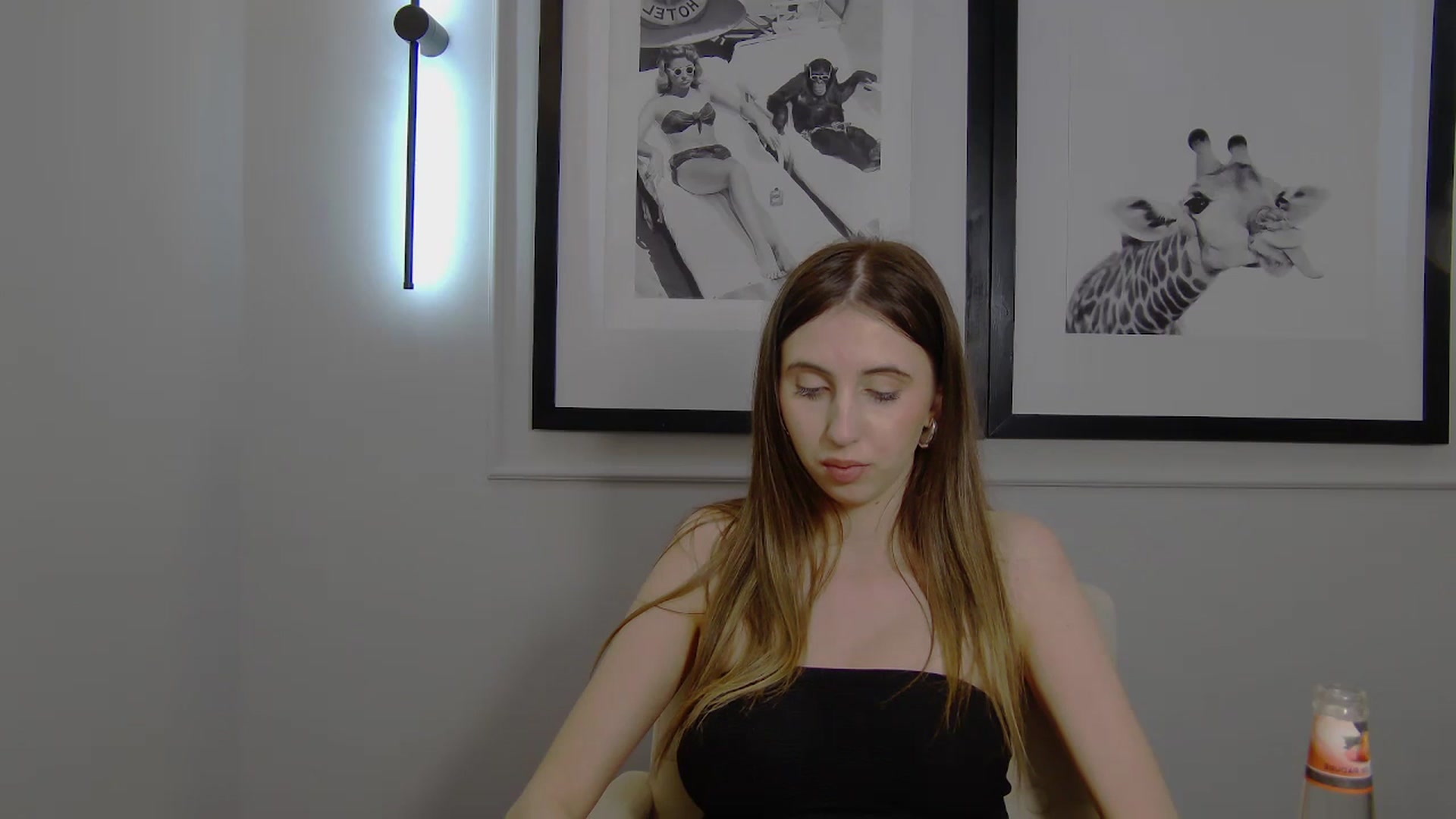 Gallery image thumbnail from Artemiss's myfreecams stream on, 04/04/2025, 23:09 image 17 of 20