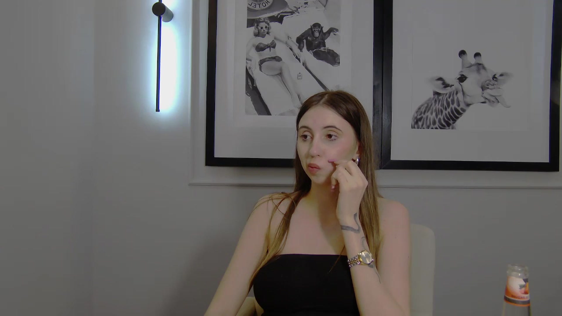 Gallery image thumbnail from Artemiss's myfreecams stream on, 04/04/2025, 23:09 image 12 of 20