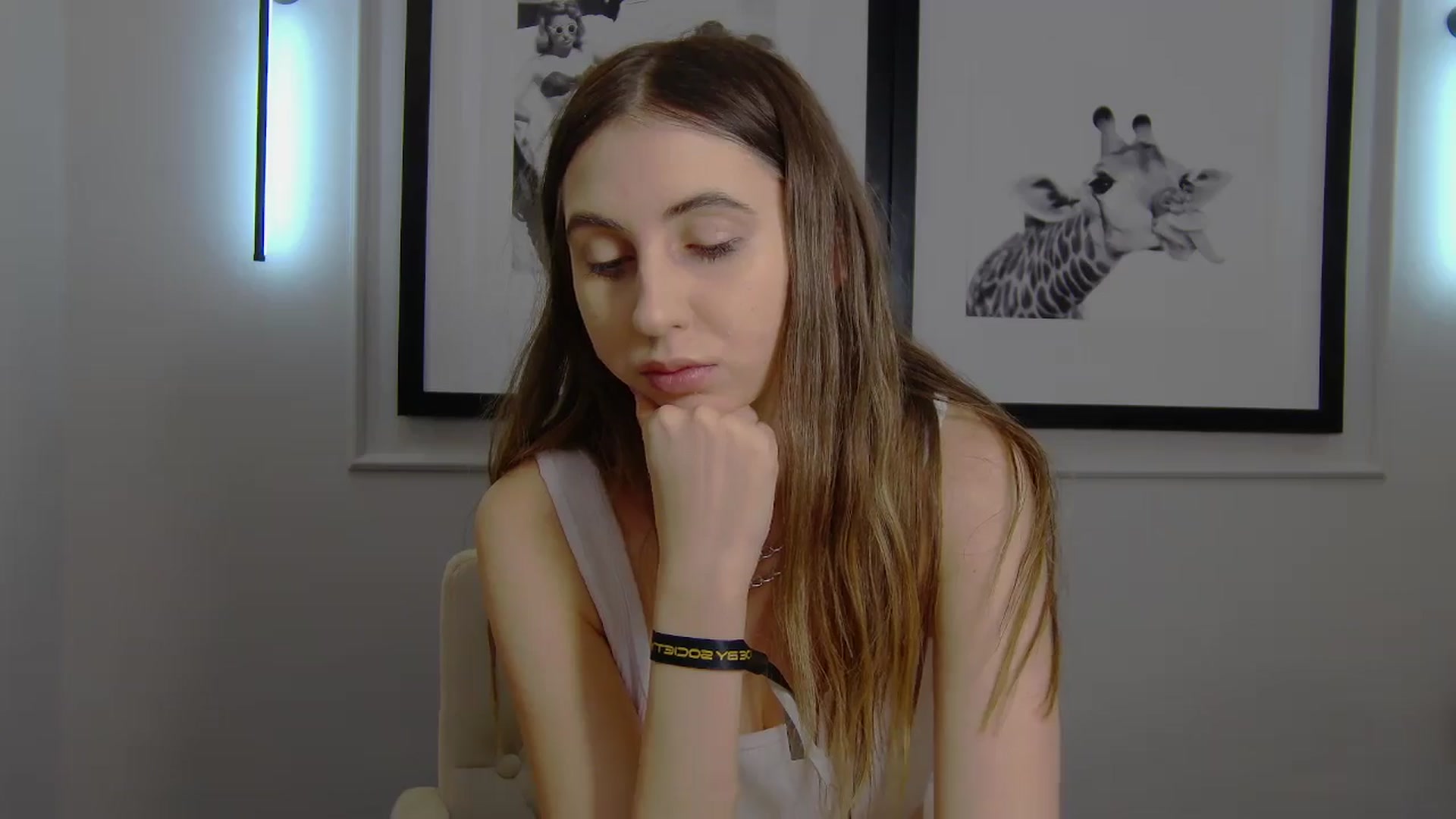 Gallery image thumbnail from Artemiss's myfreecams stream on, 04/06/2025, 18:49 image 8 of 20