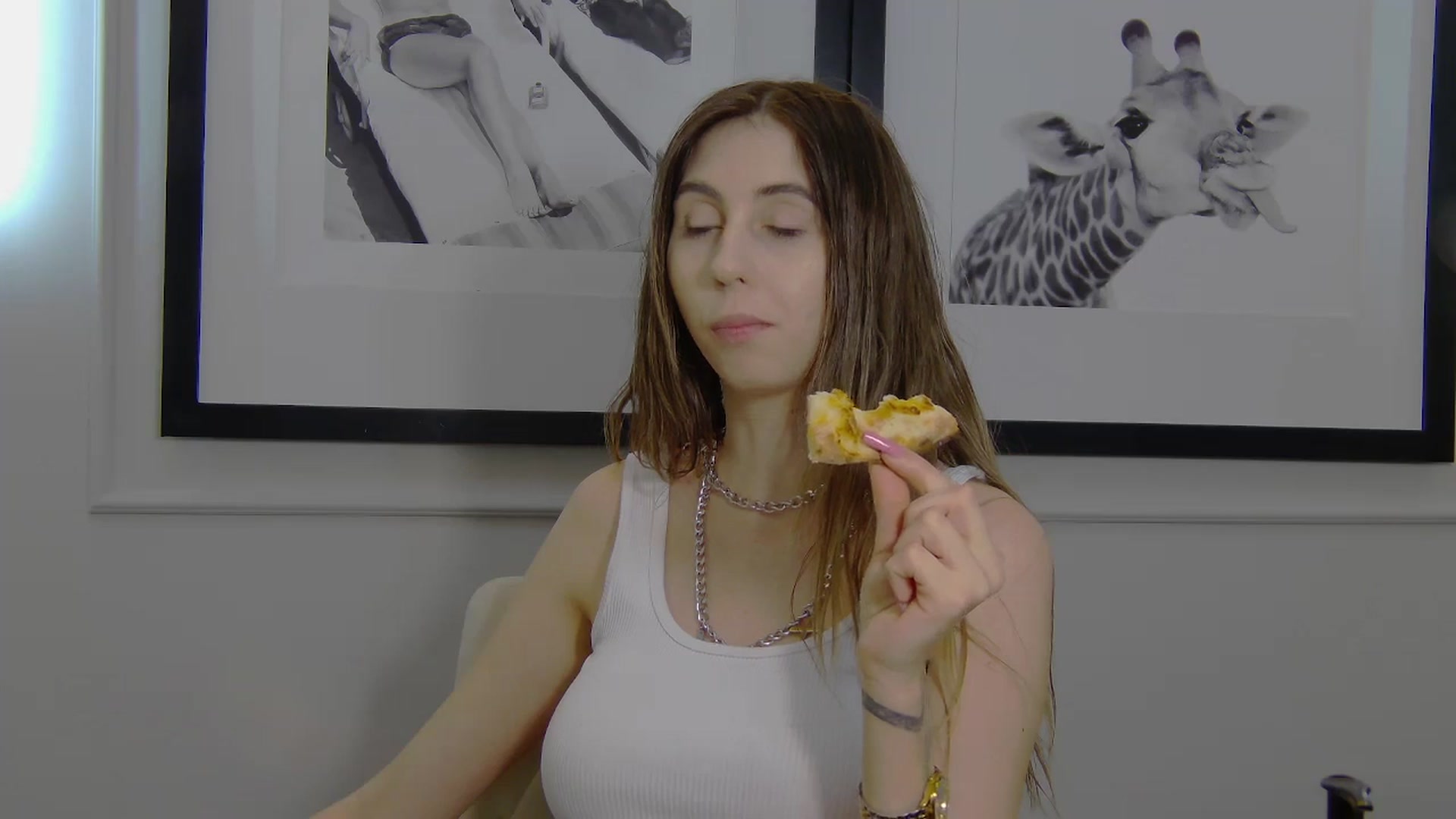 Gallery image thumbnail from Artemiss's myfreecams stream on, 04/06/2025, 20:08 image 15 of 20