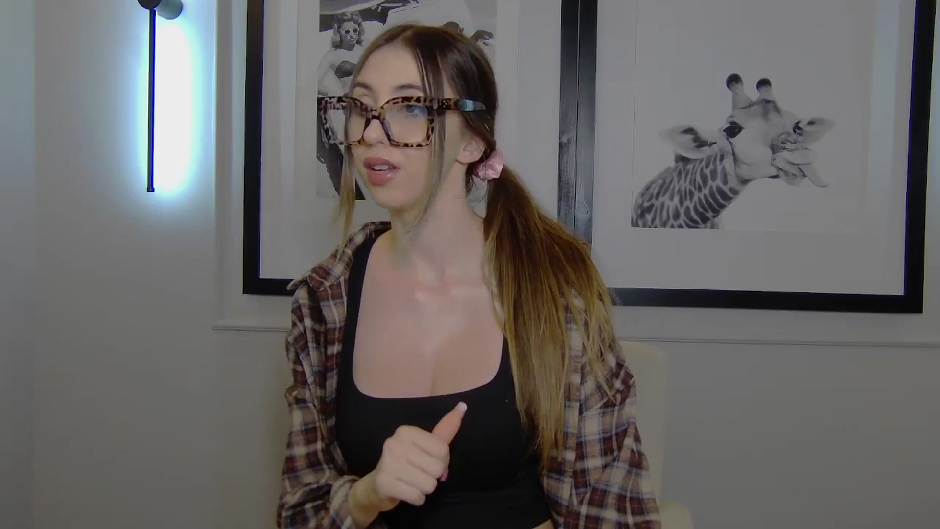Gallery image thumbnail from Artemiss's myfreecams stream on, 04/10/2025, 19:59 image 16 of 20