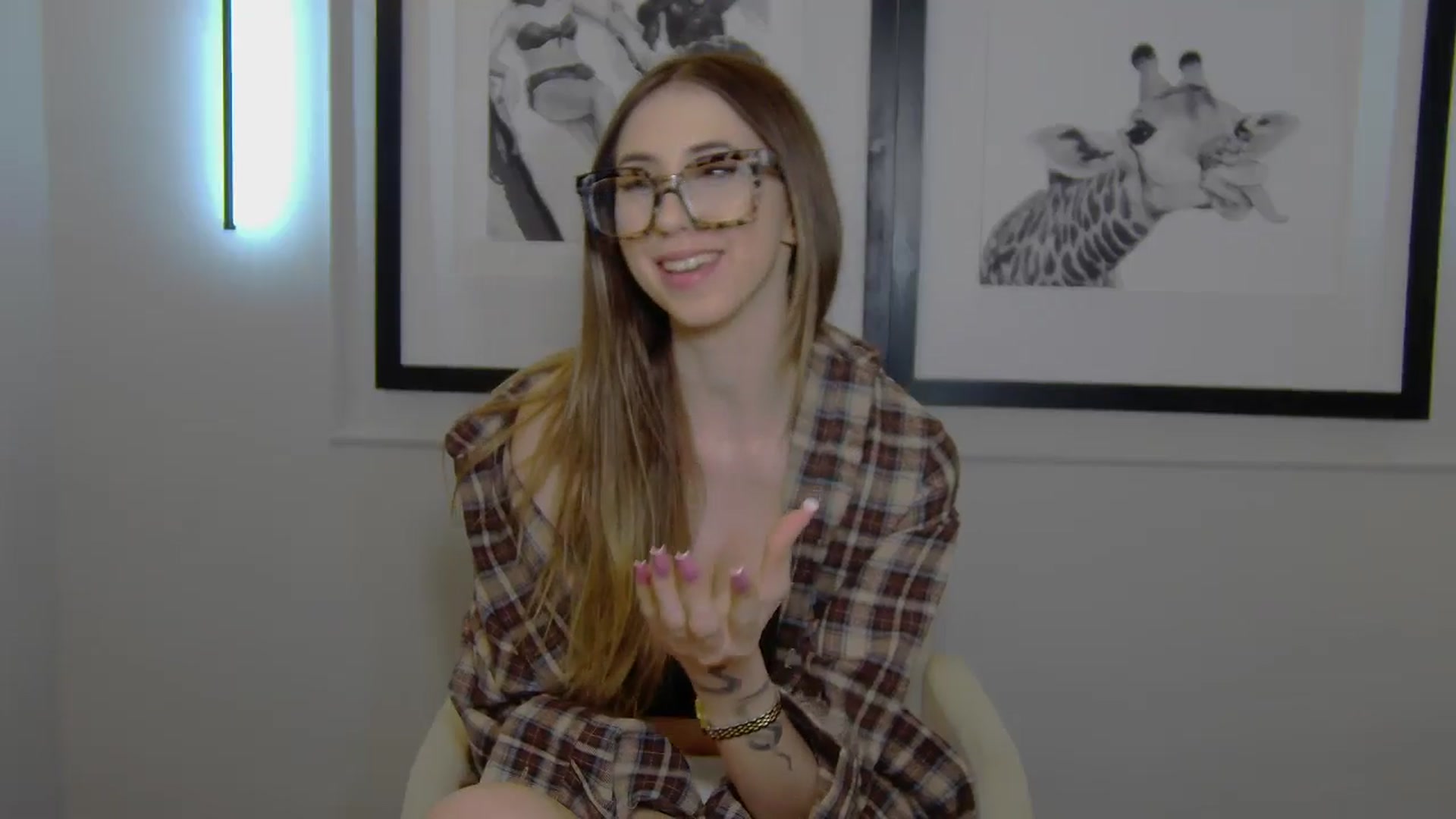 Gallery image thumbnail from Artemiss's myfreecams stream on, 04/10/2025, 19:59 image 3 of 20